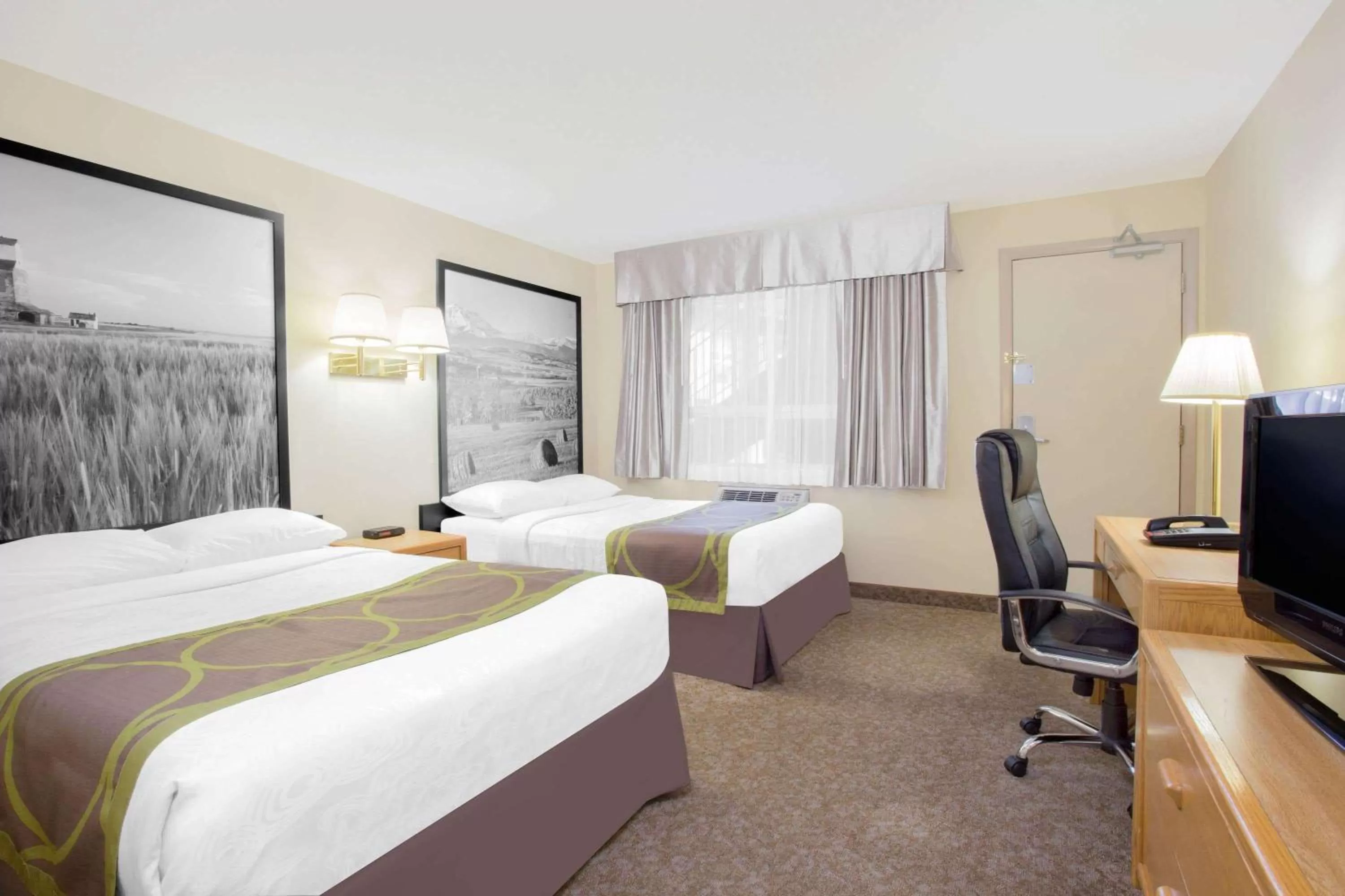 Photo of the whole room, Bed in Super 8 by Wyndham Lethbridge