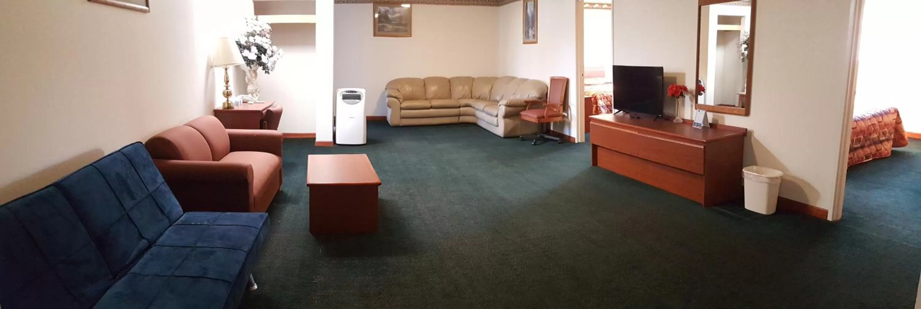 Living room in Express Inn & Suites Eugene