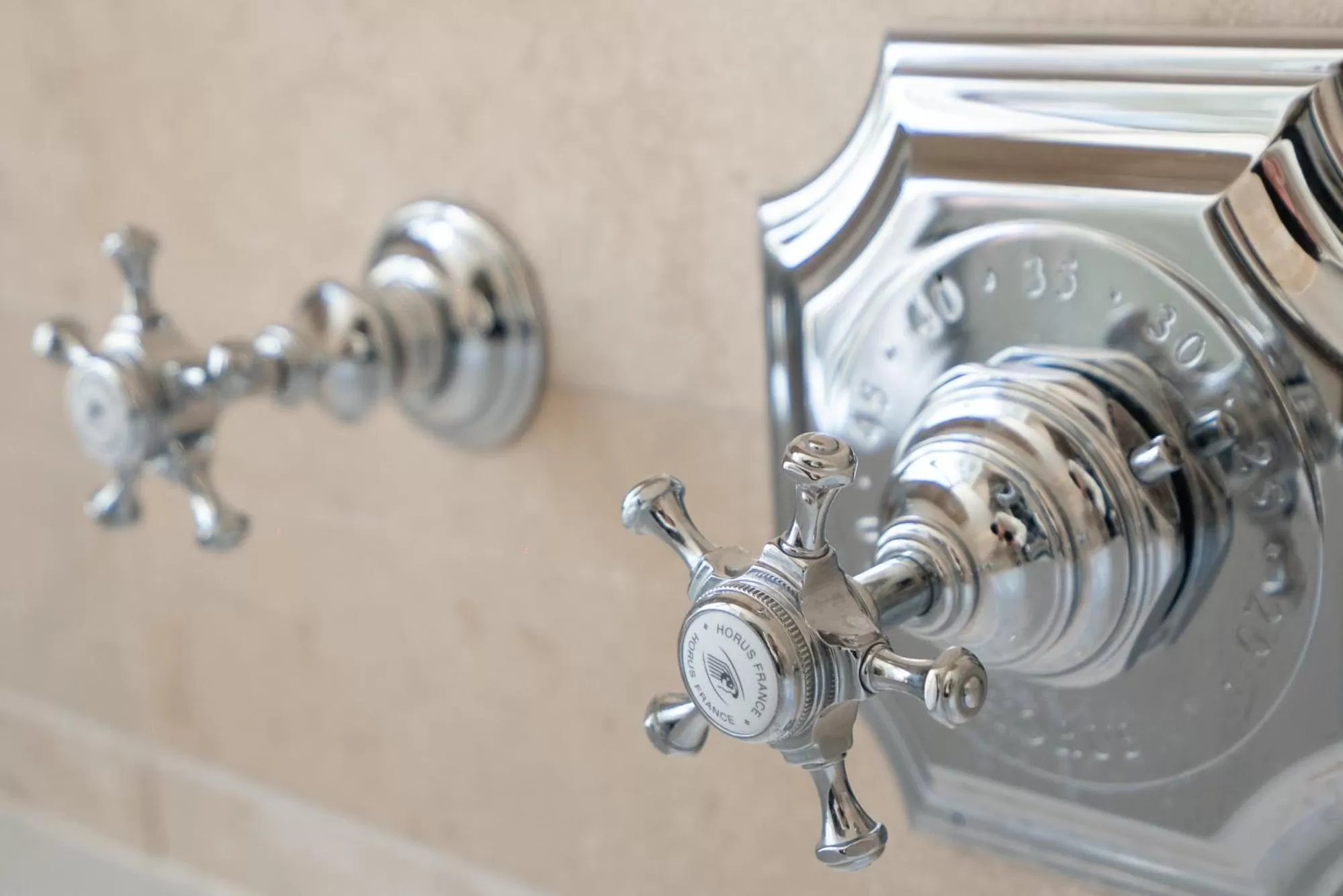 Bathroom in Hotel Saint-Louis en L'Isle - Notre-Dame