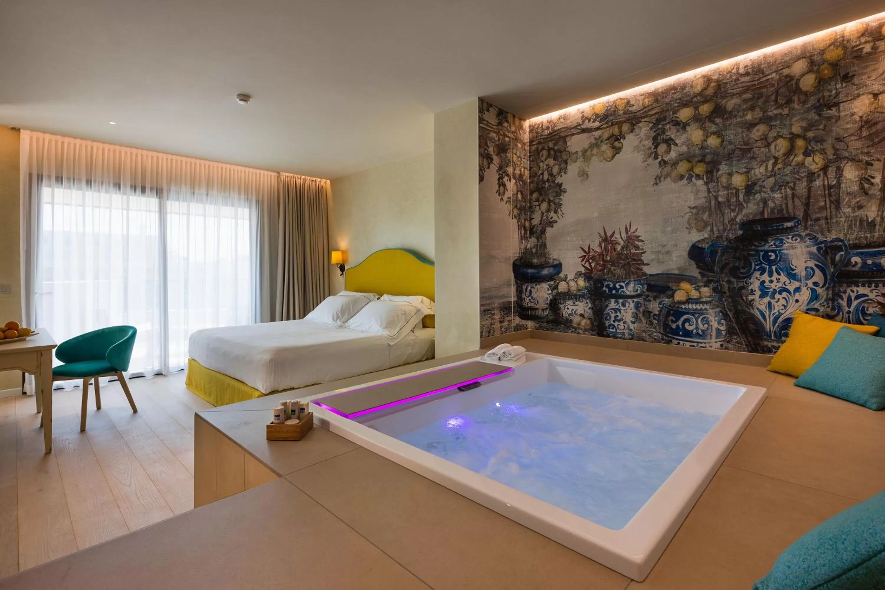Hot Tub, Bed in Savoy Beach Hotel & Thermal Spa