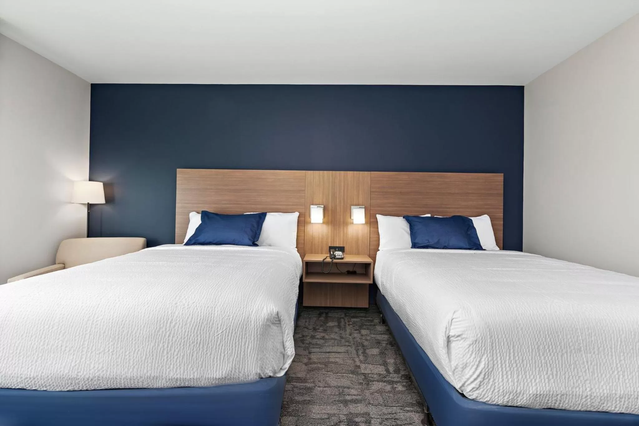 Photo of the whole room, Bed in Holiday Inn Express Kansas City North Parkville by IHG