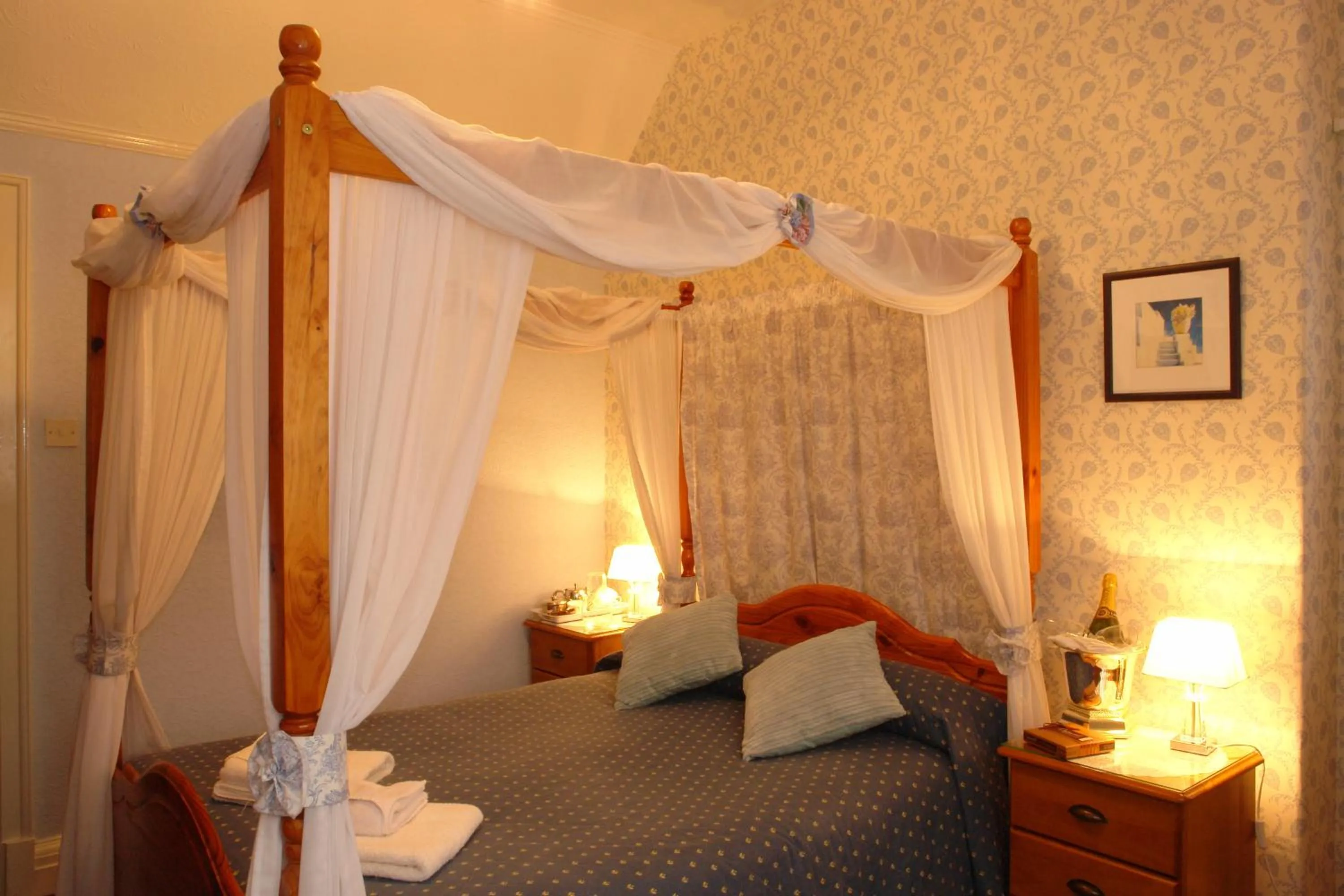 Bathroom, Bed in Midway Guest House