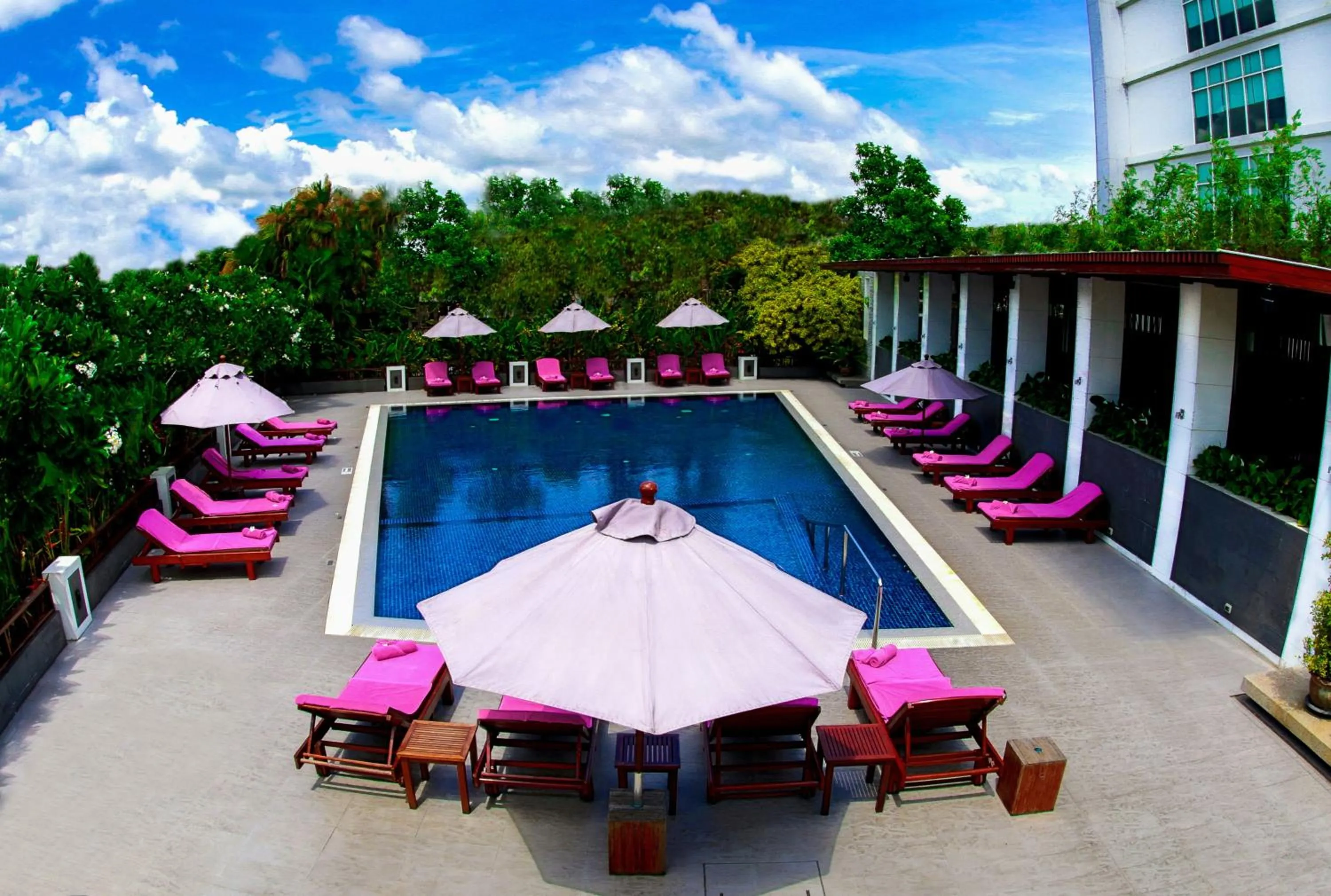 Swimming pool in Amaranth Suvarnabhumi Hotel - Free Suvarnabhumi Airport Shuttle