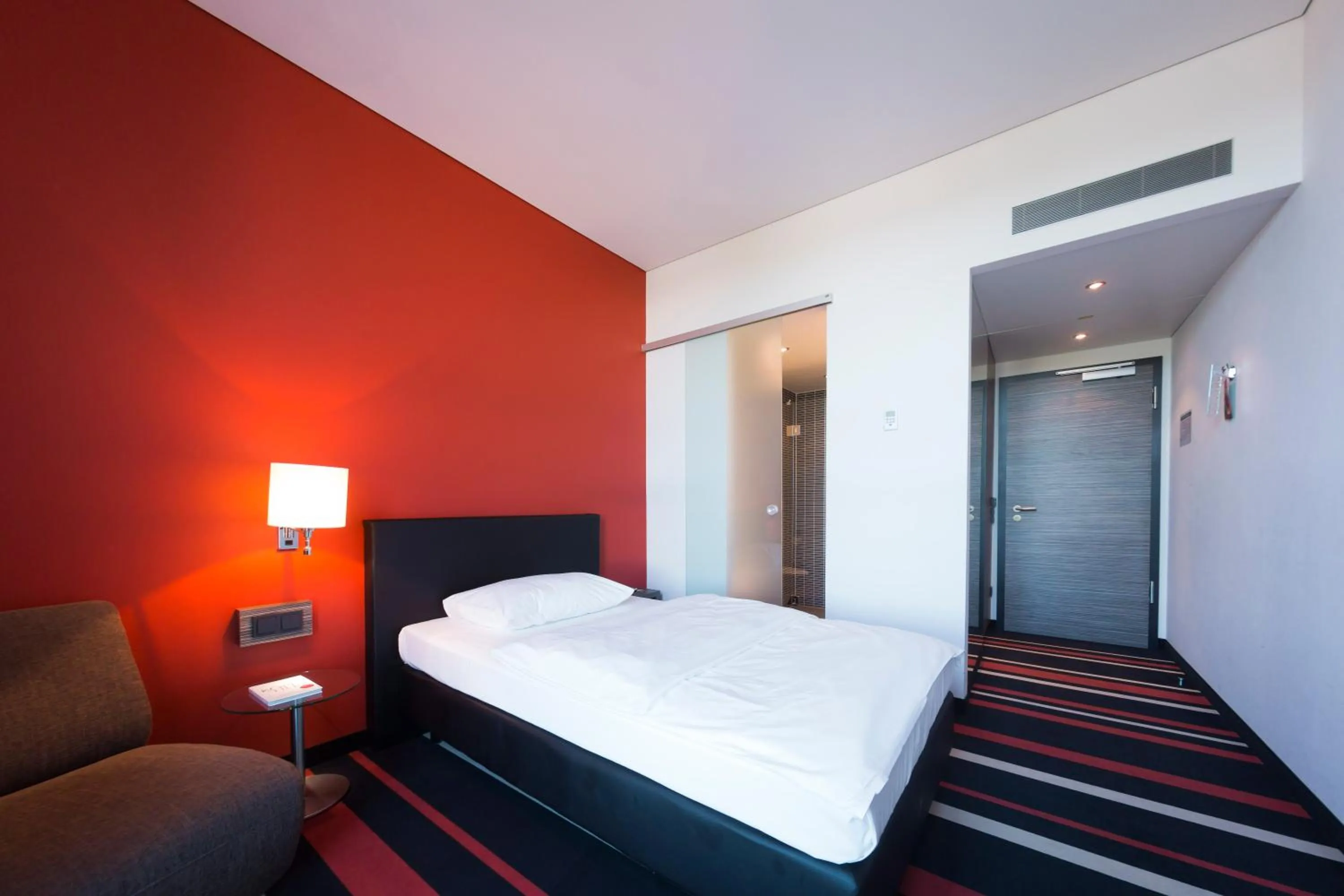 Photo of the whole room, Bed in enso Hotel