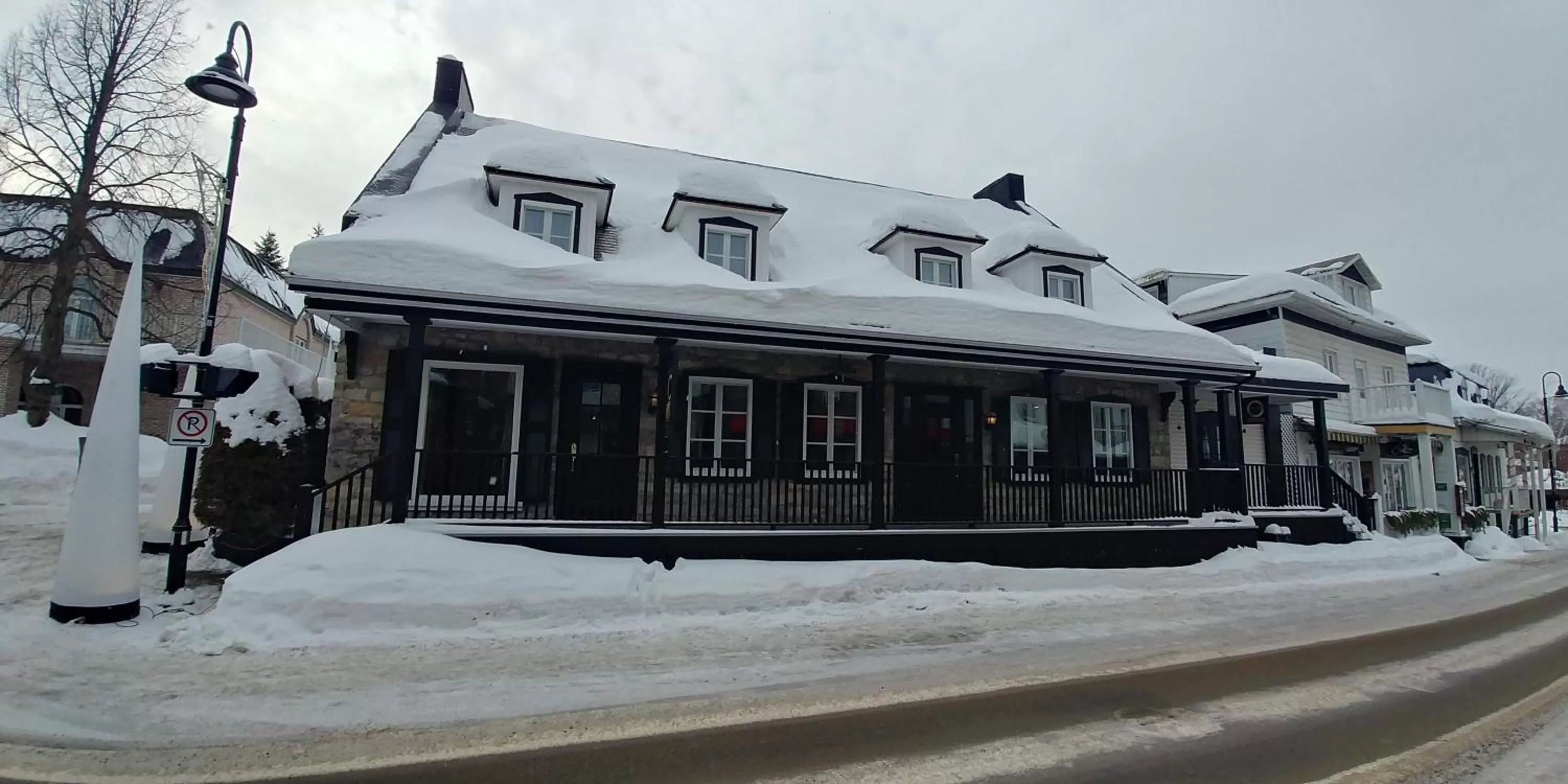 Property building, Winter in Maison Otis