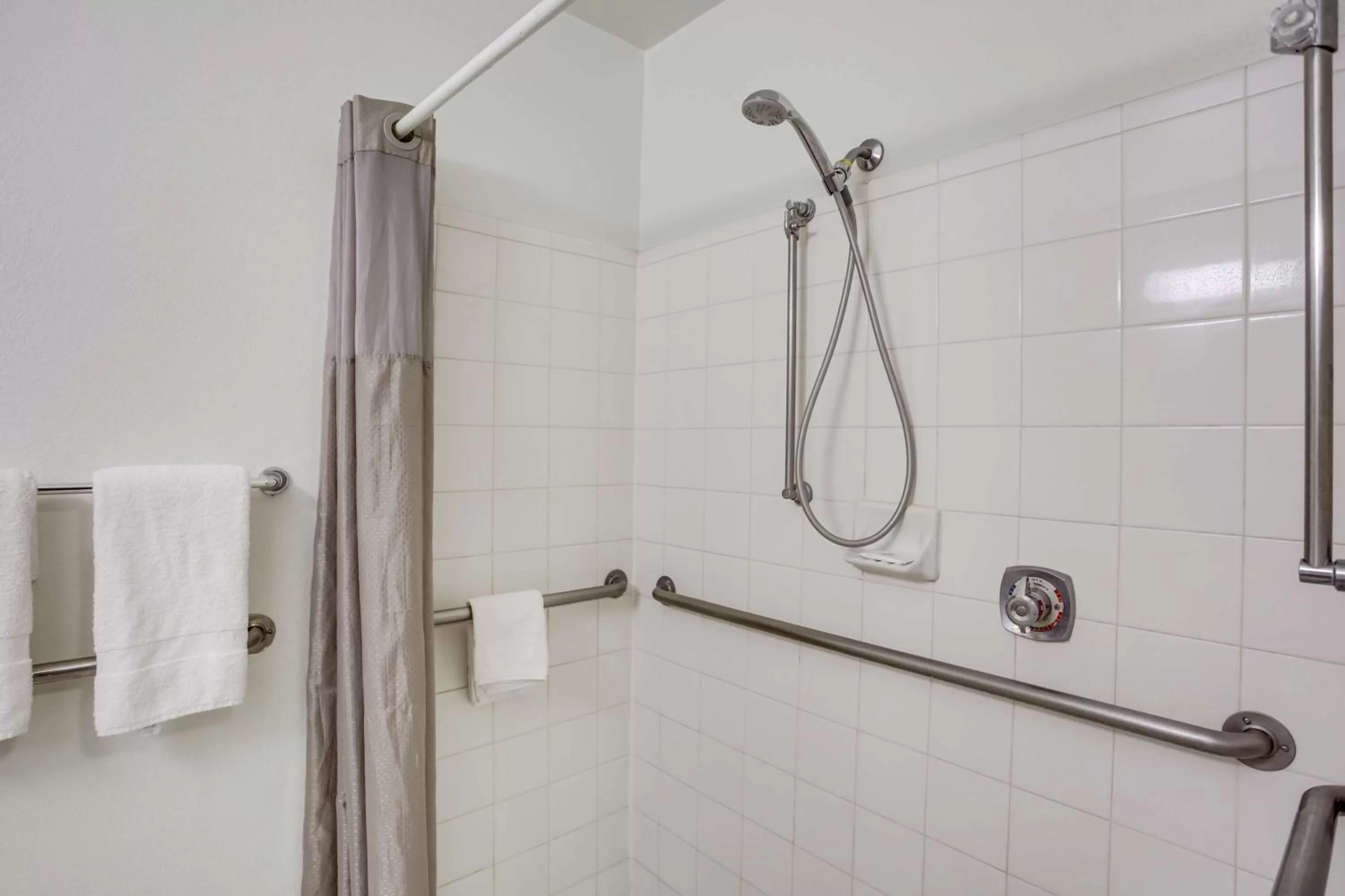 Shower in Studio 6-Stafford, TX - Houston - Sugarland