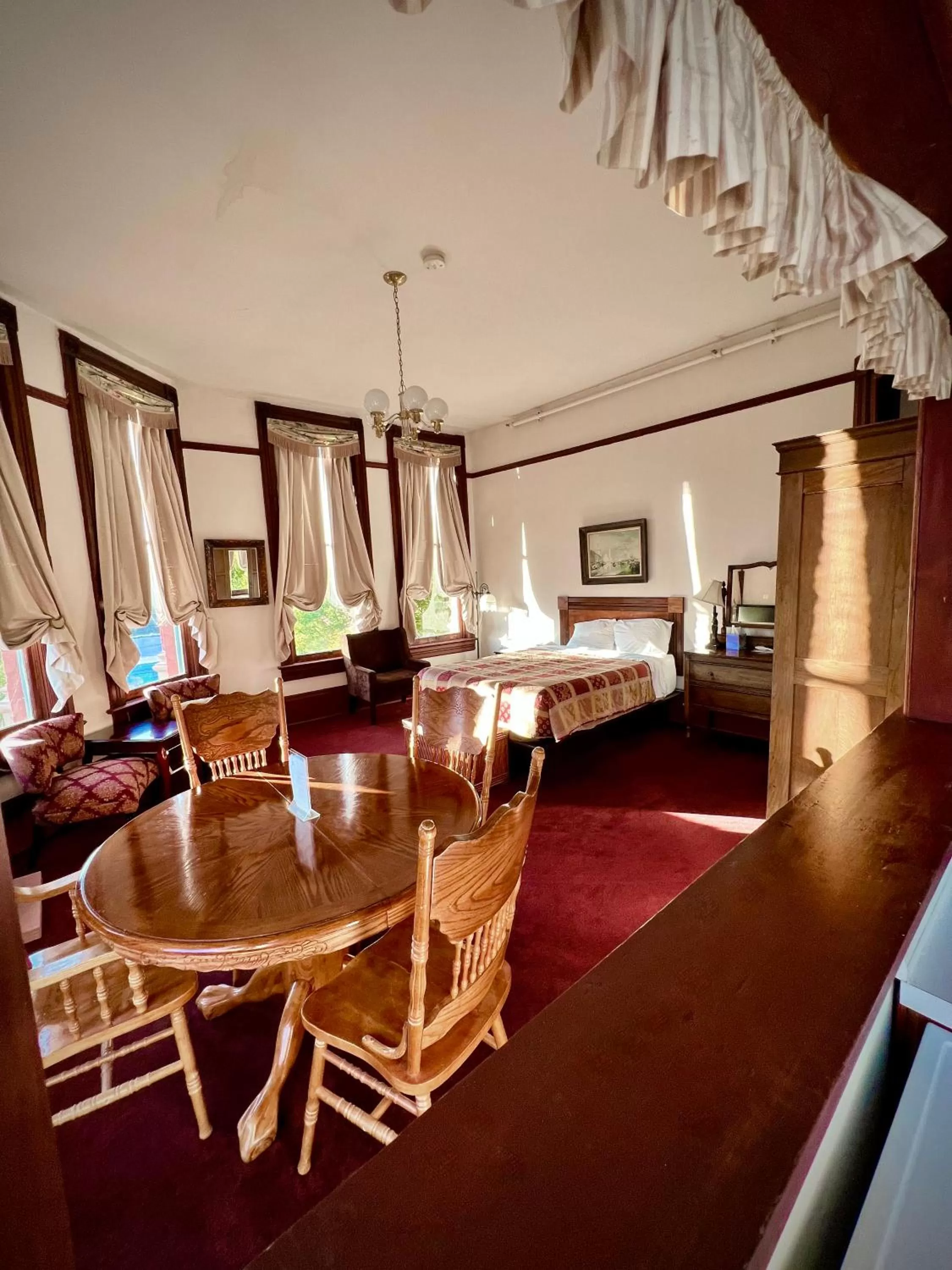 Restaurant/Places to Eat in The Monarch Hotel