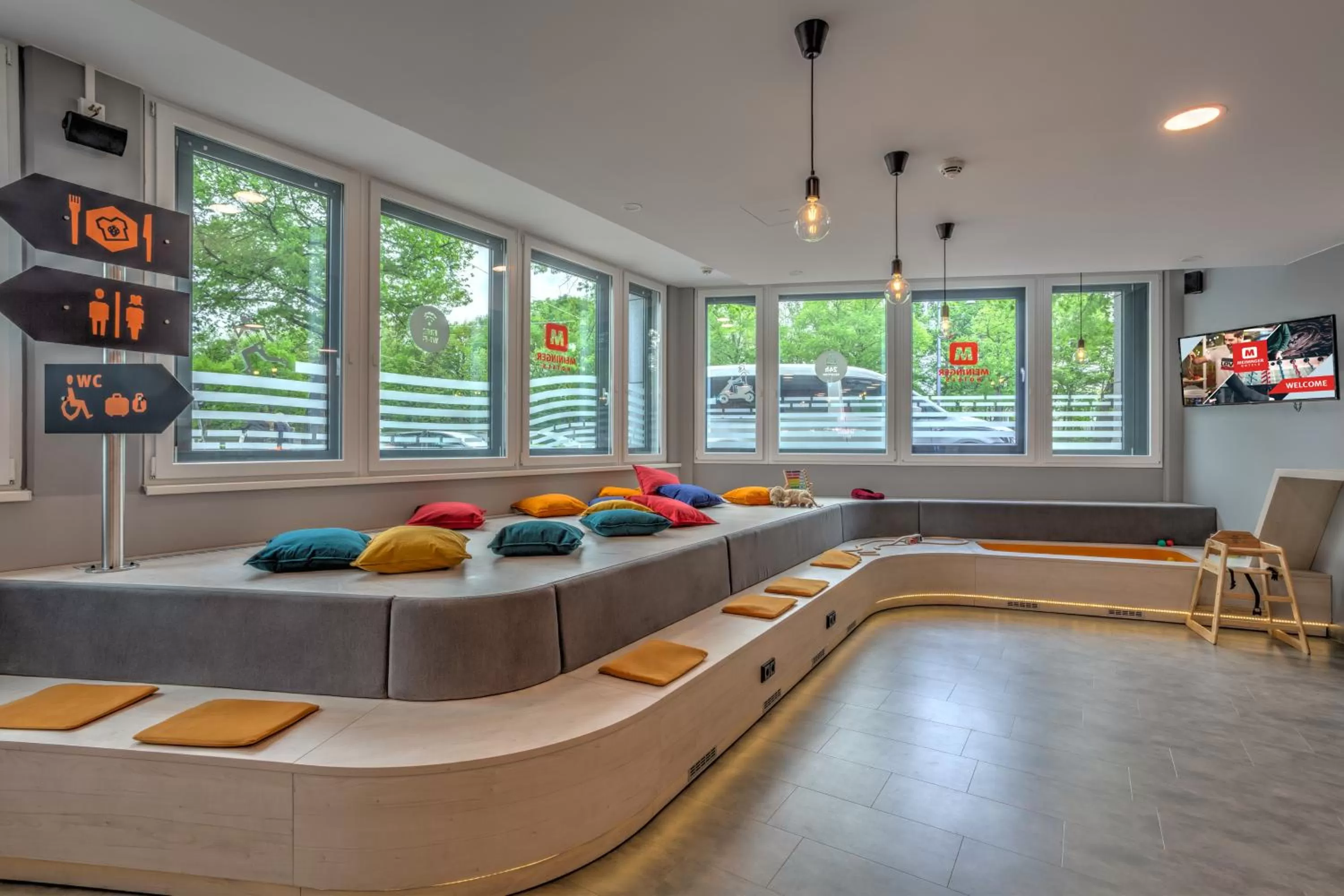 Lounge or bar in MEININGER Hotel München Olympiapark