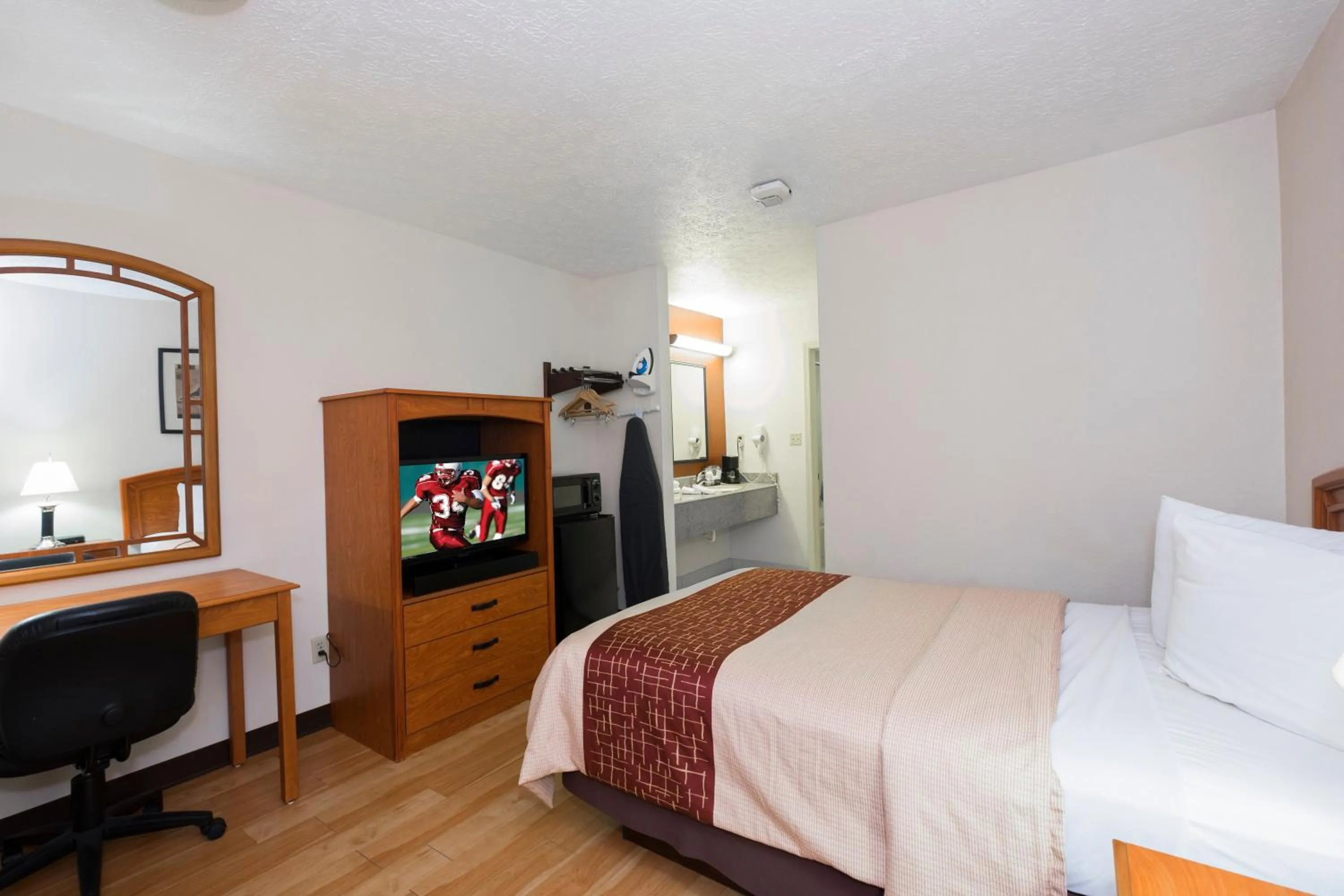 Photo of the whole room in Red Roof Inn Columbus Northeast Westerville