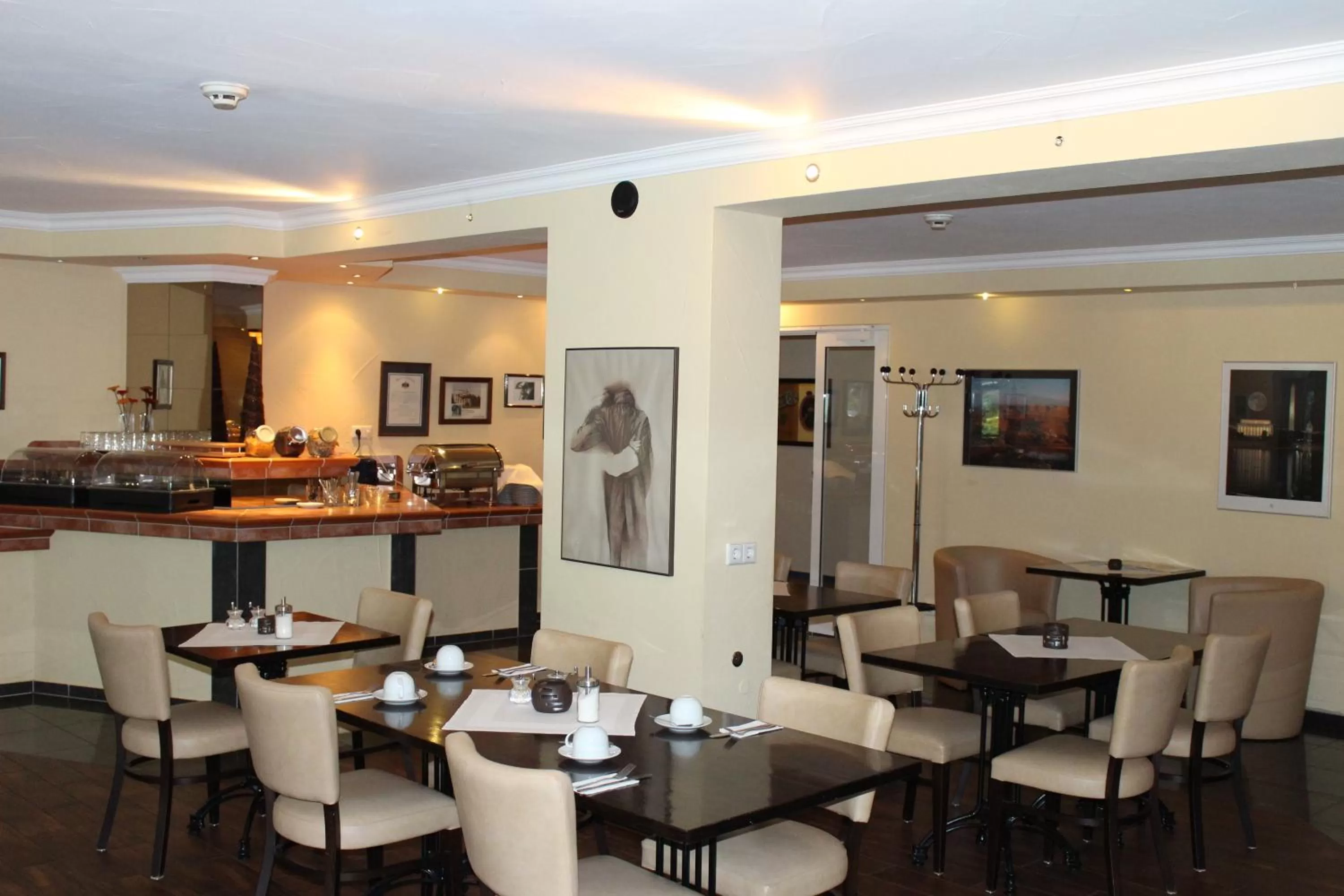 Restaurant/places to eat in Hotel America