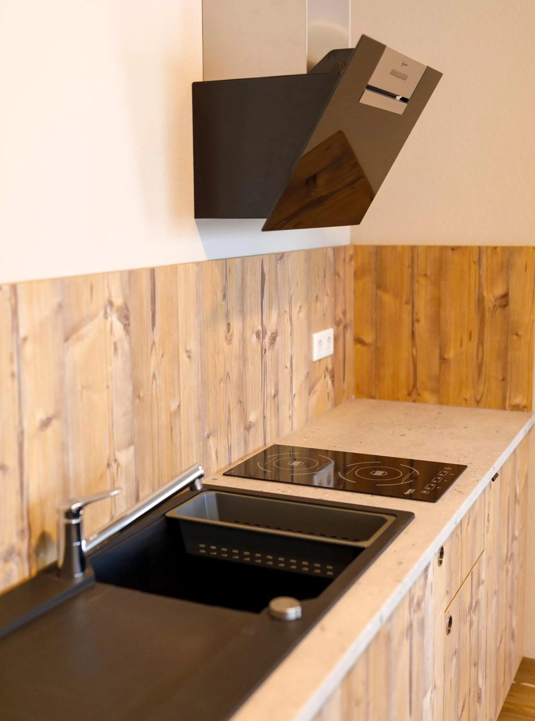 Kitchen or kitchenette in Kedi Hotel Papenburg