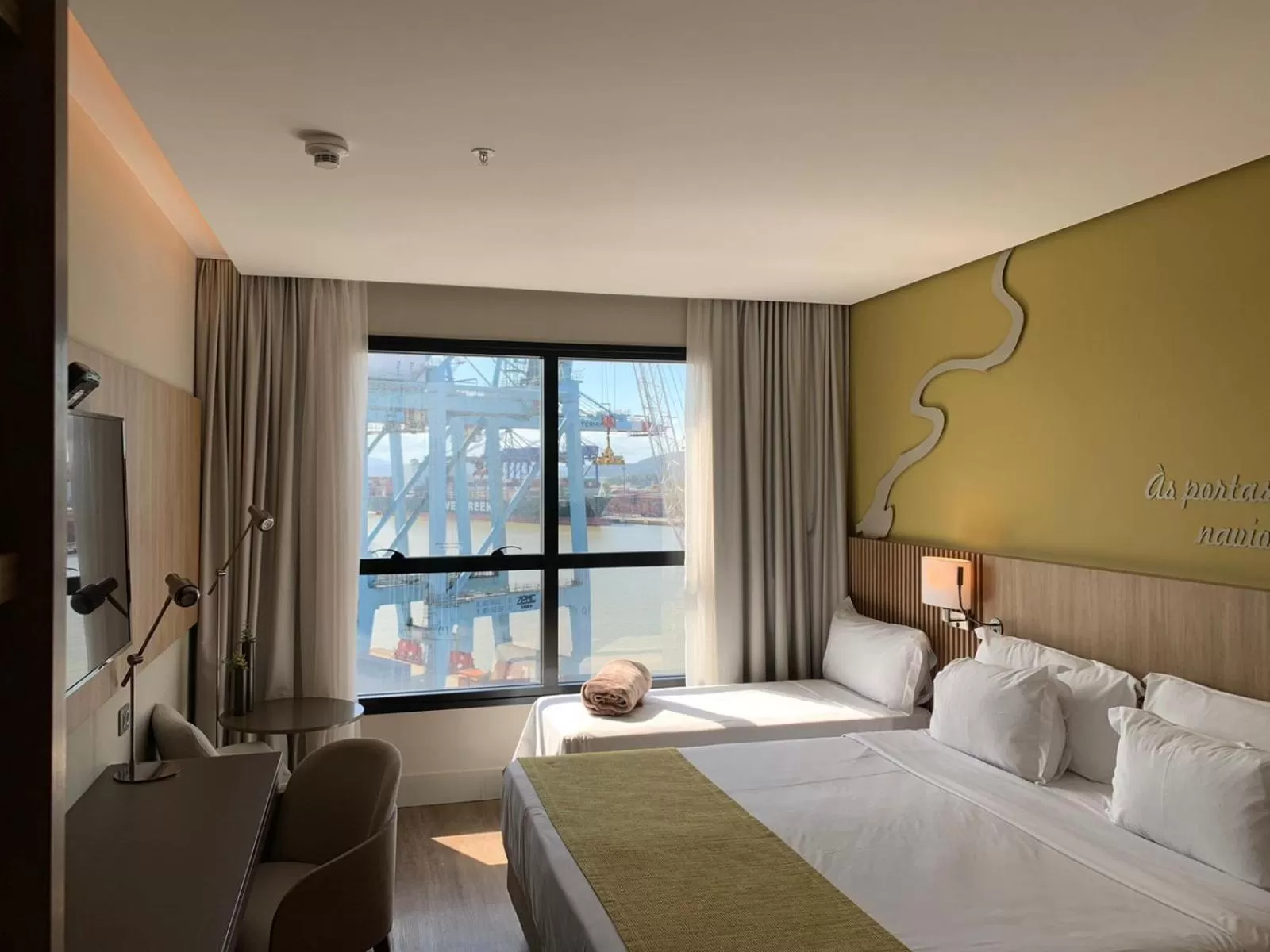 Communal lounge/ TV room, Bed in Mercure Itajai Navegantes