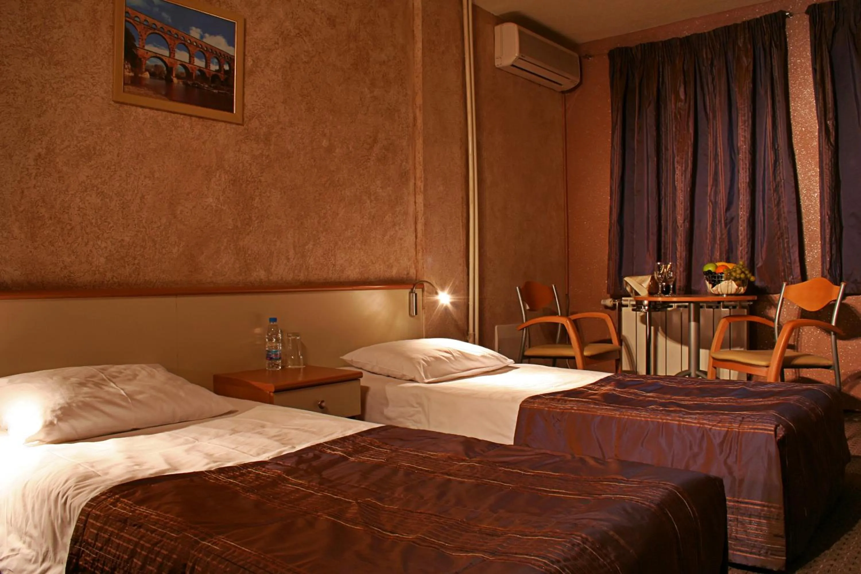 Bed in Hotel Brod - Free Parking