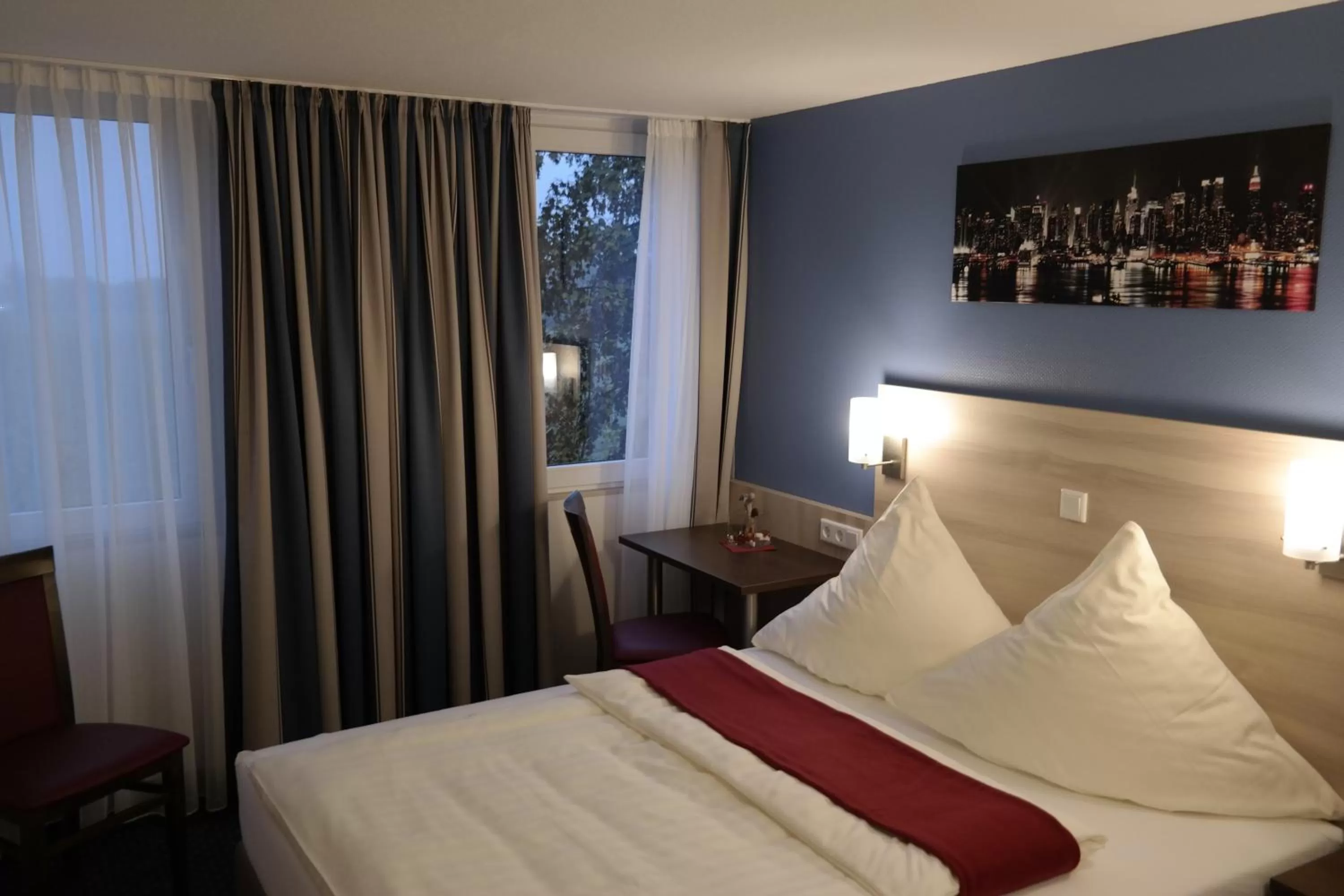 Photo of the whole room, Bed in Motel 44