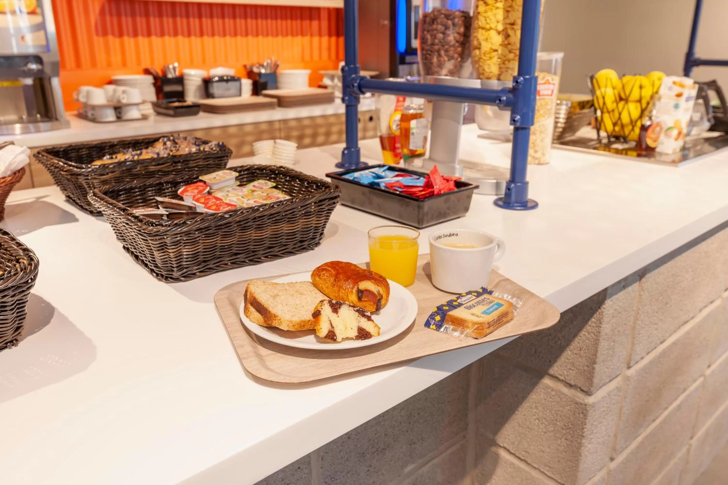 Food and drinks in Hotel ibis Mont De Marsan