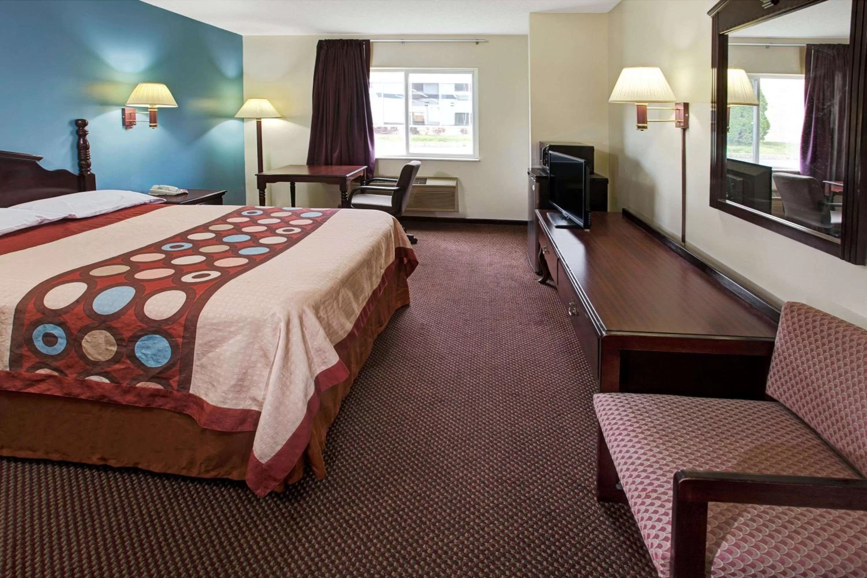 Photo of the whole room, Bed in Super 8 by Wyndham Heath/Newark