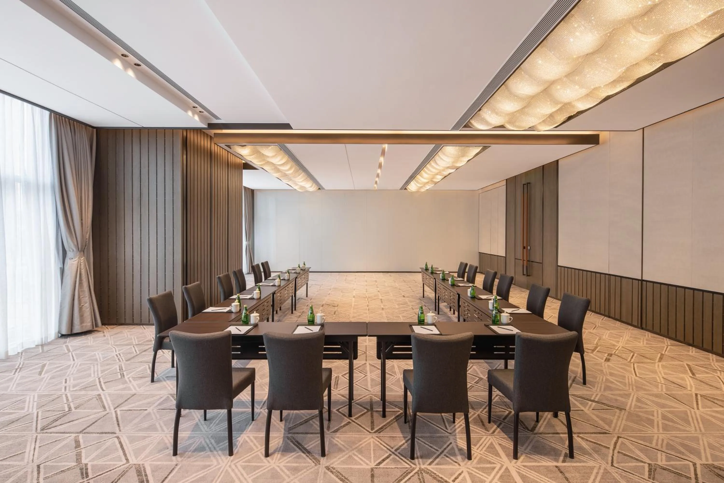 Business facilities in Crowne Plaza Qingdao Jinshui by IHG