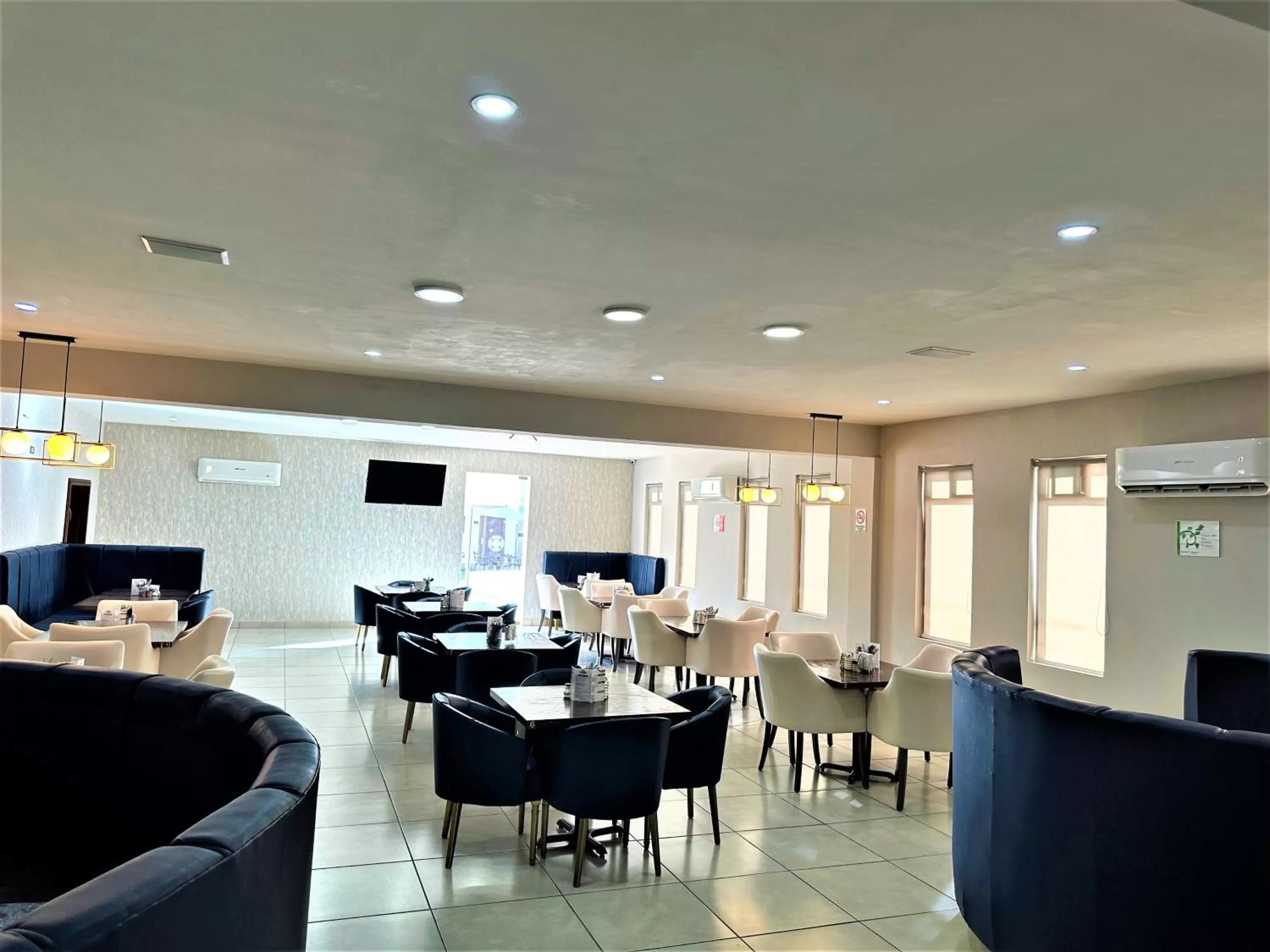 Restaurant/places to eat in KAVIA MEOQUI HOTEL & SUITES