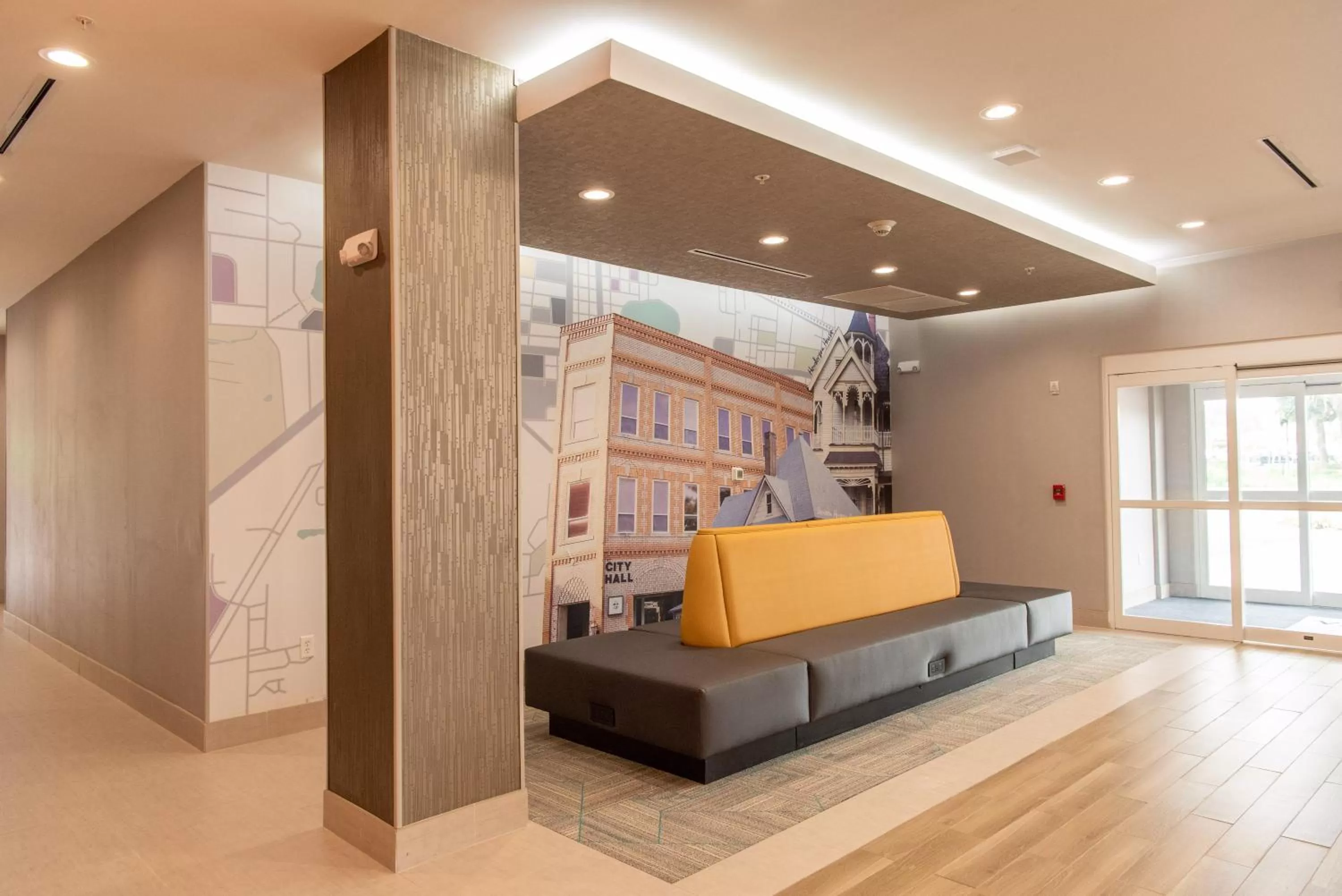 Seating area in La Quinta Inn & Suites by Wyndham Lake City