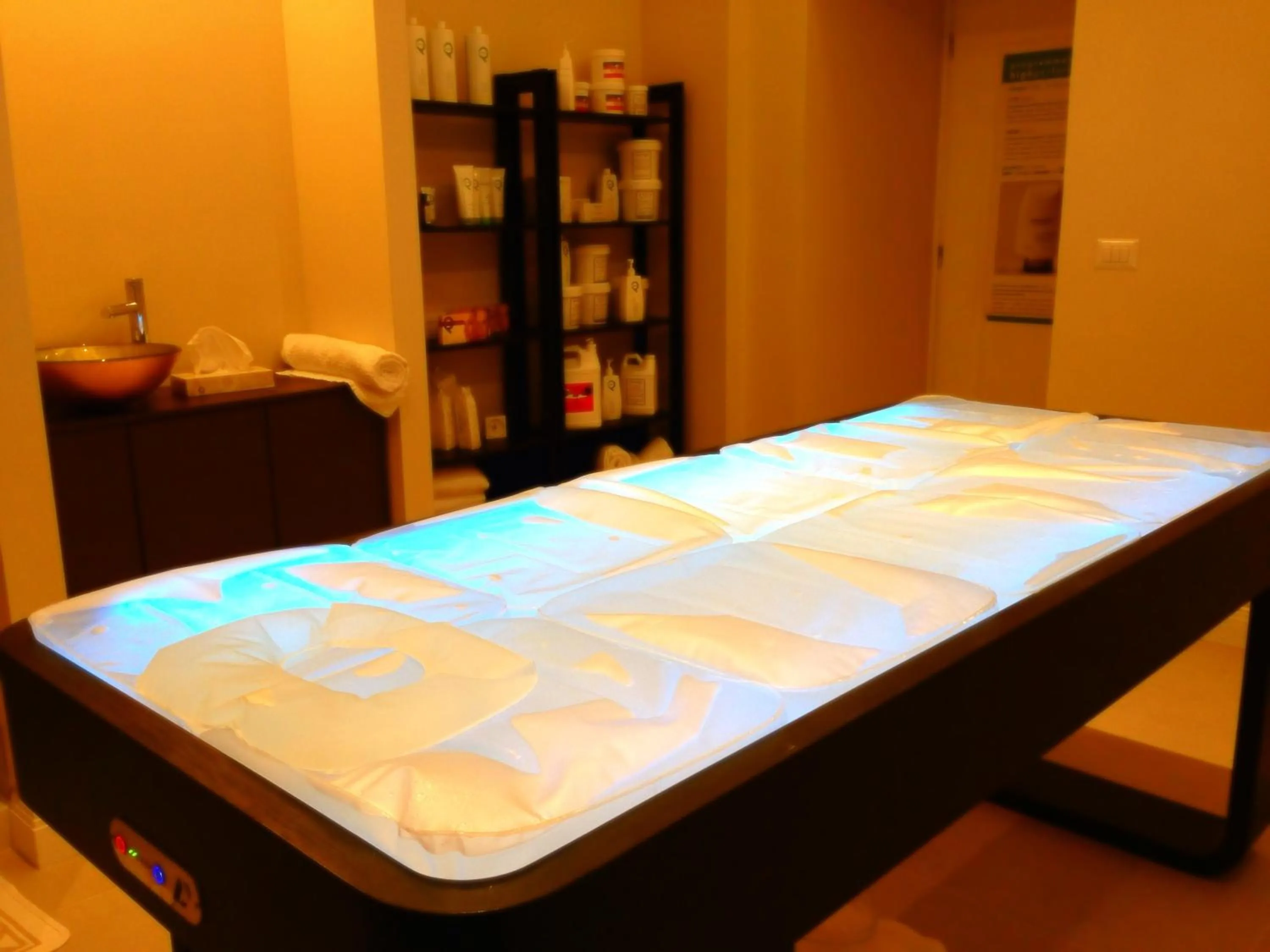 Massage, Bed in Hotel Touring Wellness & Beauty