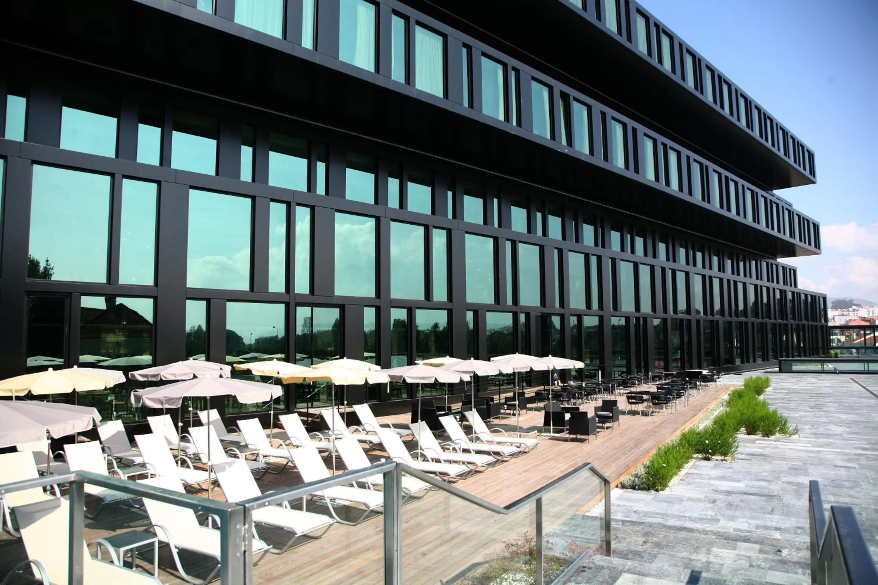 Facade/entrance in Axis Viana Business & SPA Hotel