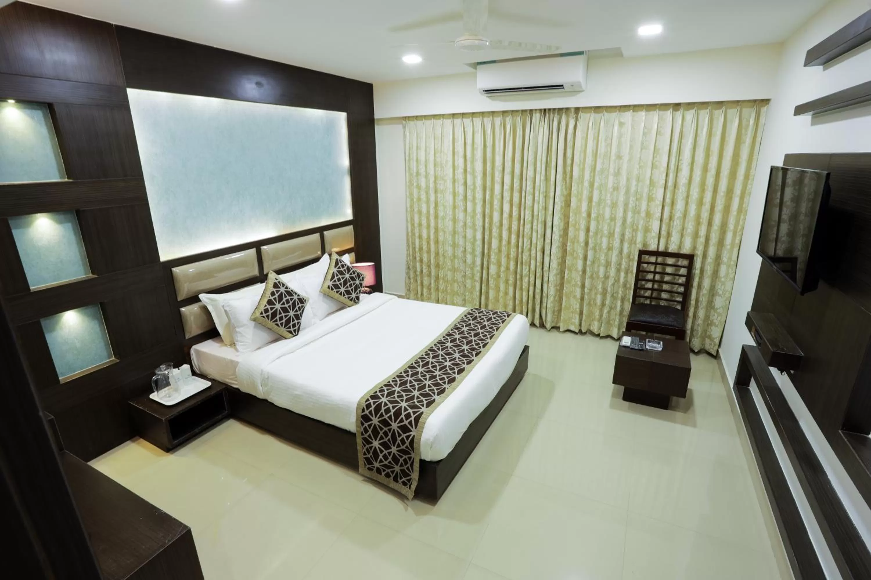 Photo of the whole room, Bed in Greens Suite - Business Class Hotel - Opposite Ripon Building