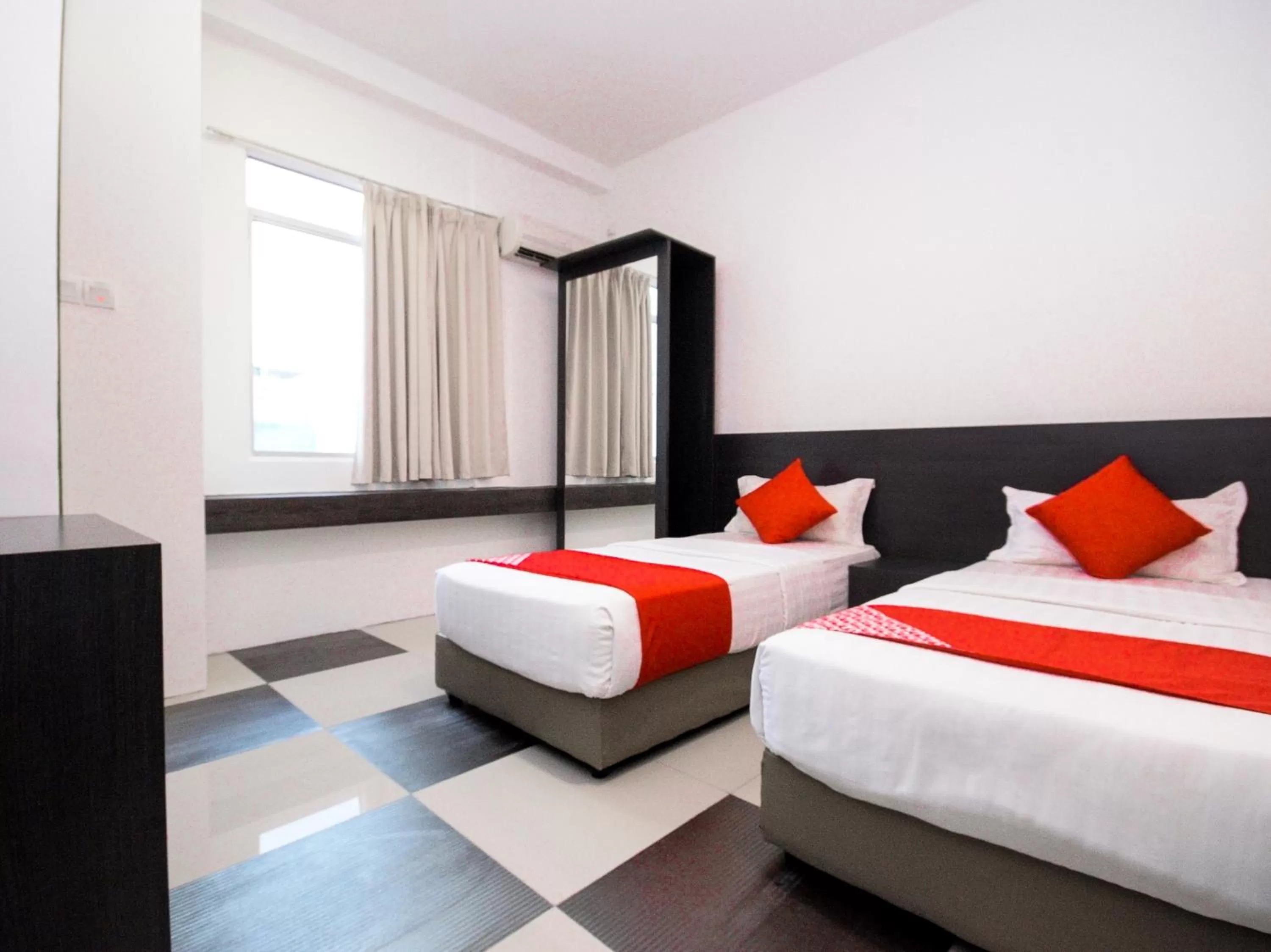 Bedroom, Bed in OYO 818 Hotel 11