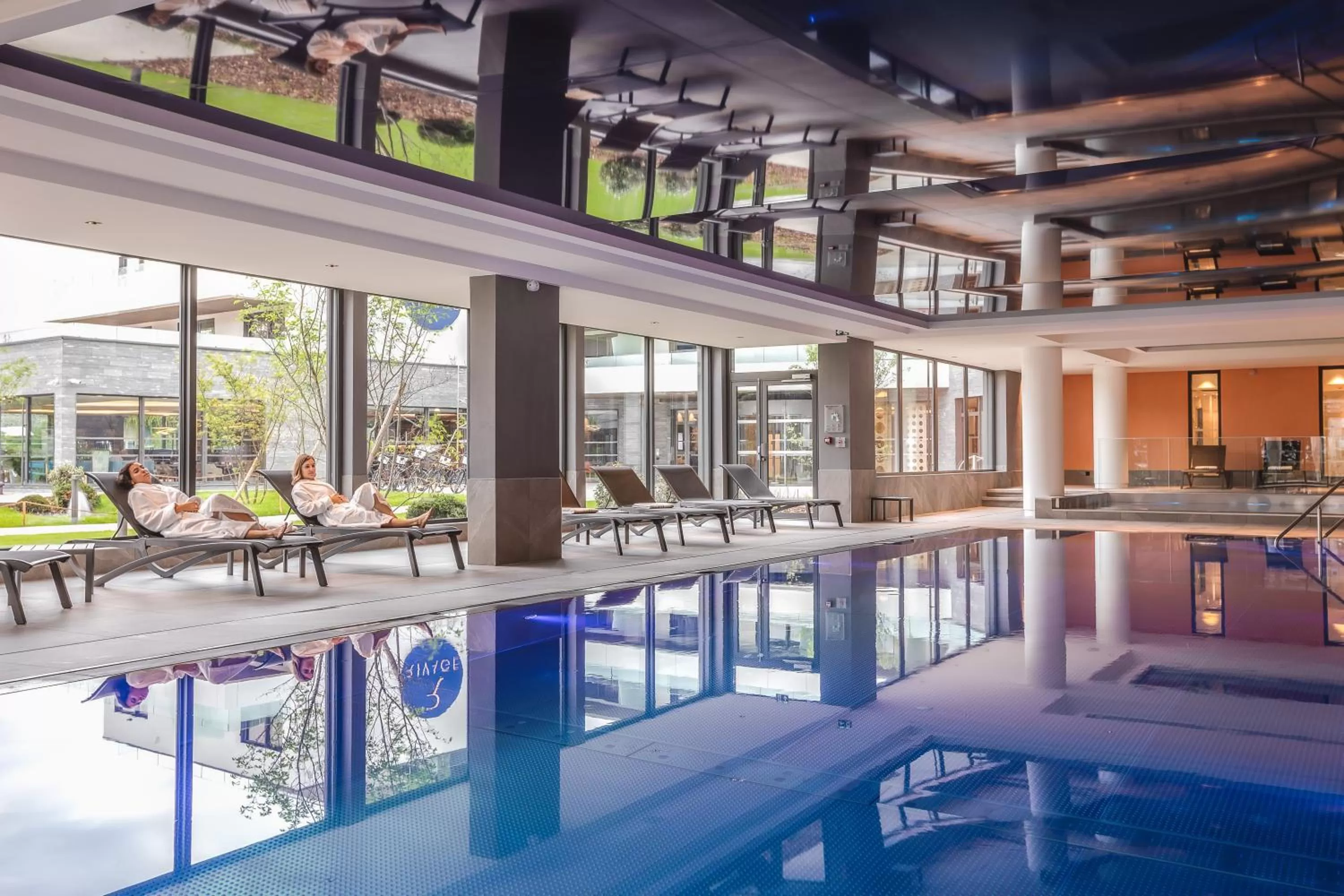 Swimming pool in Rivage Hôtel & Spa Annecy