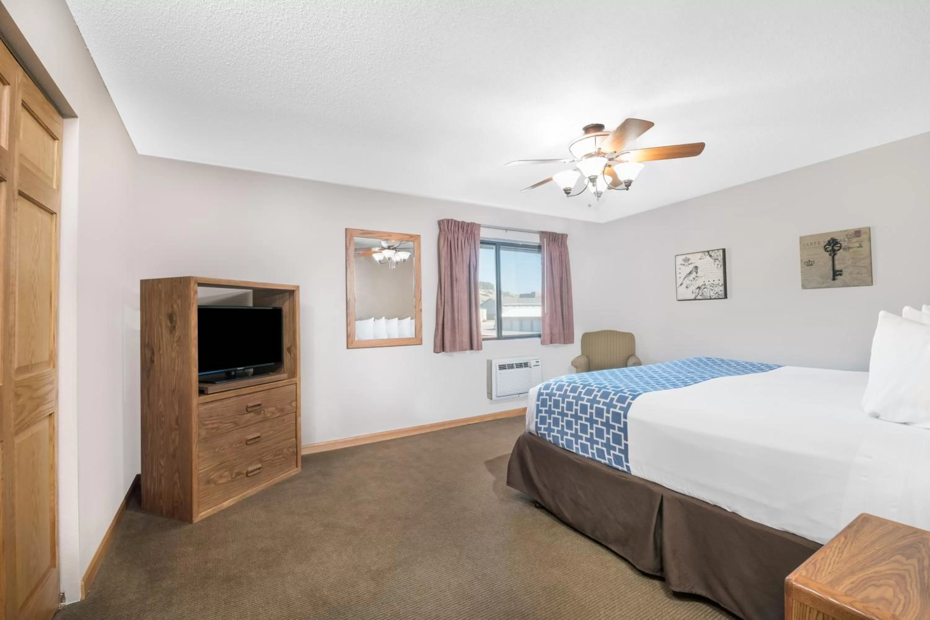 Bedroom, Bed in Days Inn by Wyndham Spearfish