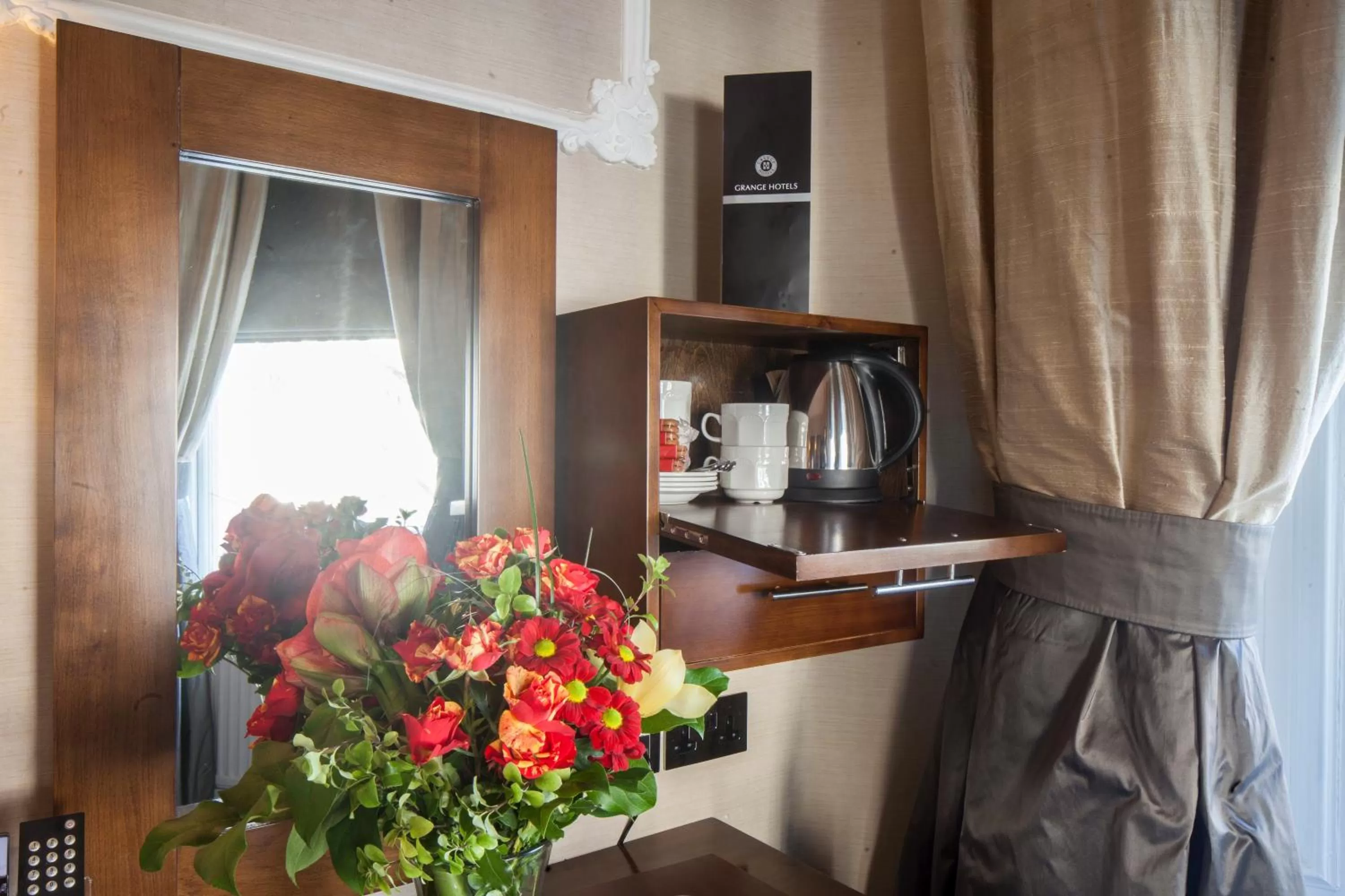 Coffee/tea facilities in Gem Strathmore Hotel