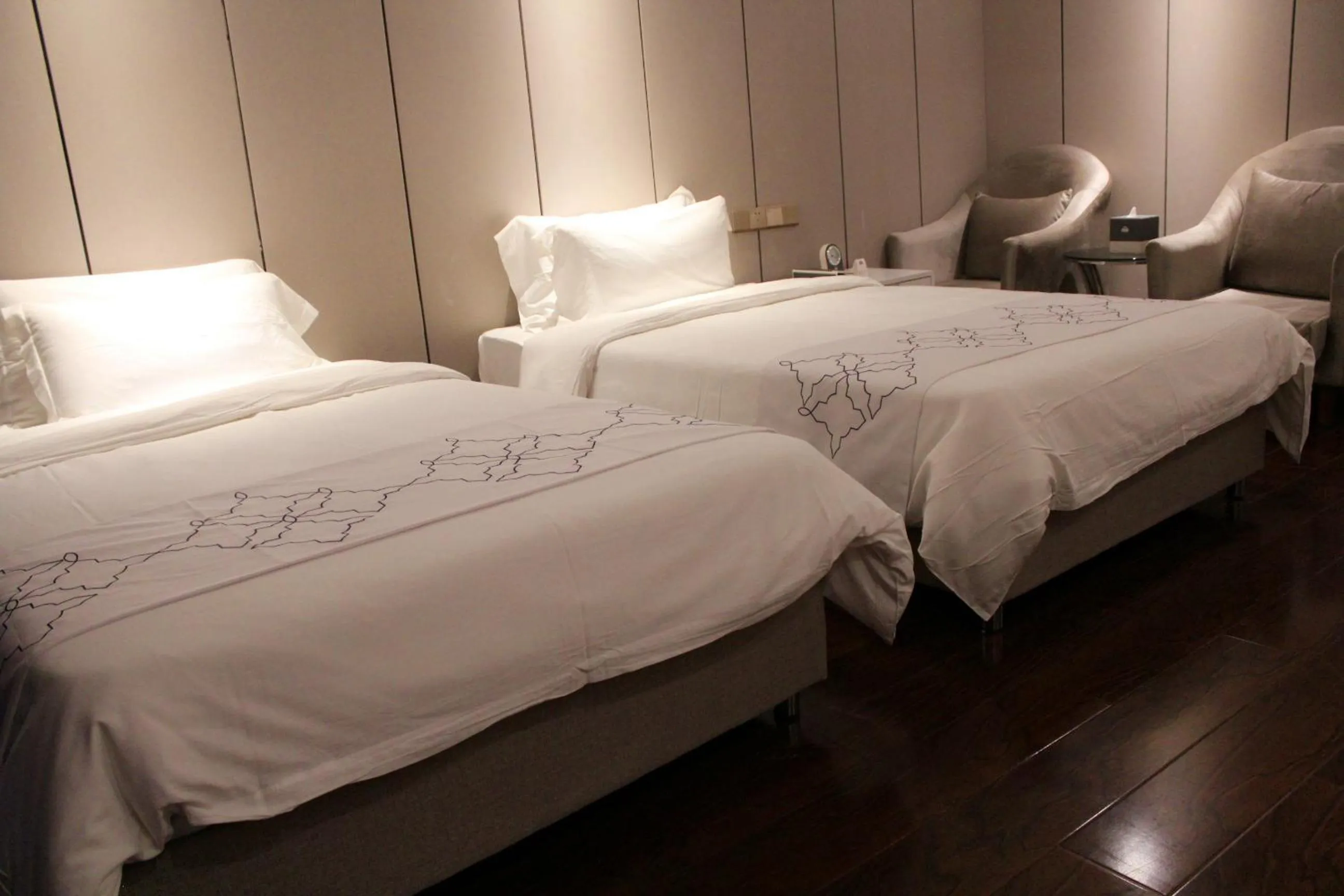 Decorative detail, Bed in Days Inn Business Place Goldwin Yantai