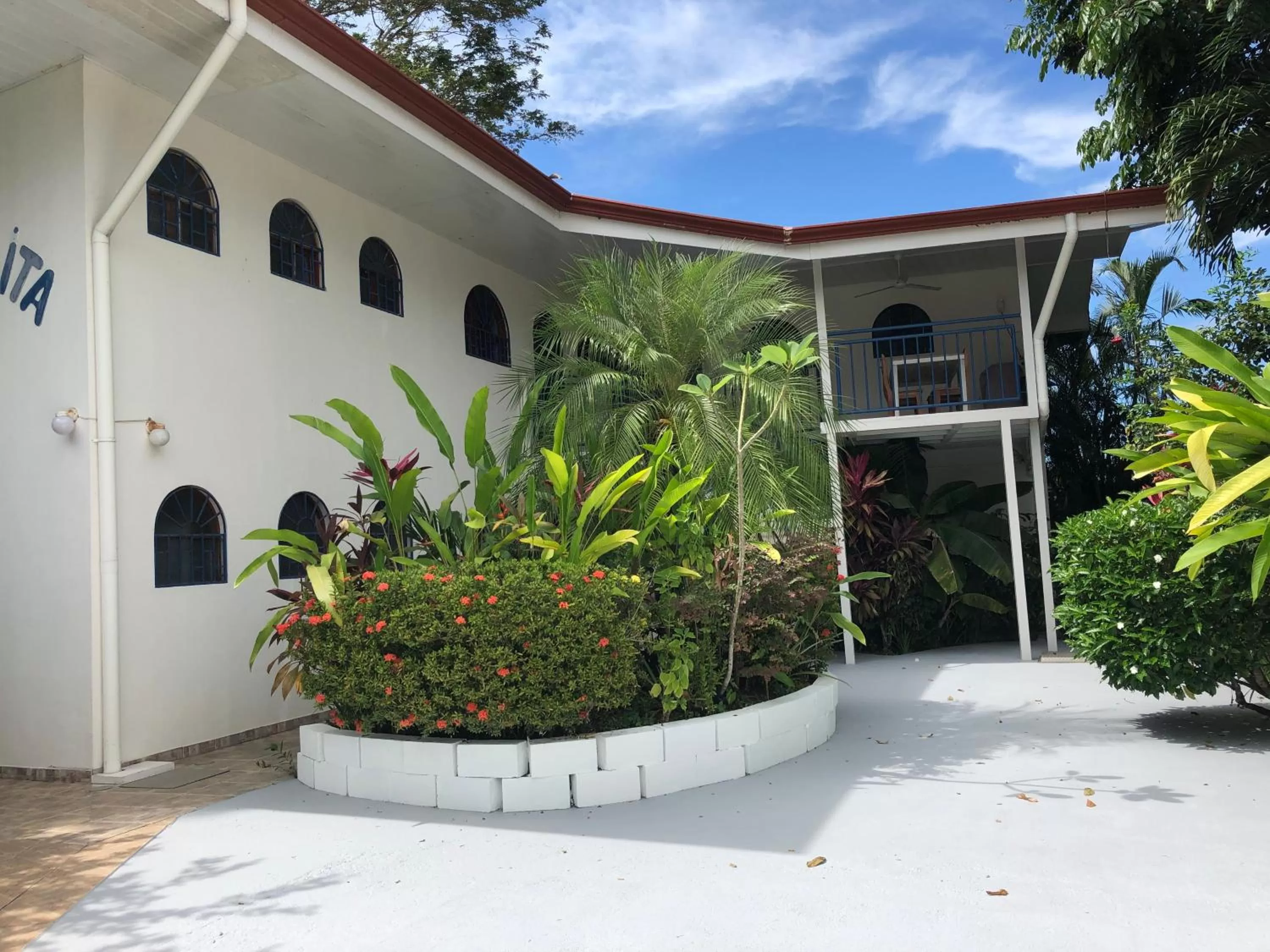 Property building in La Perlita