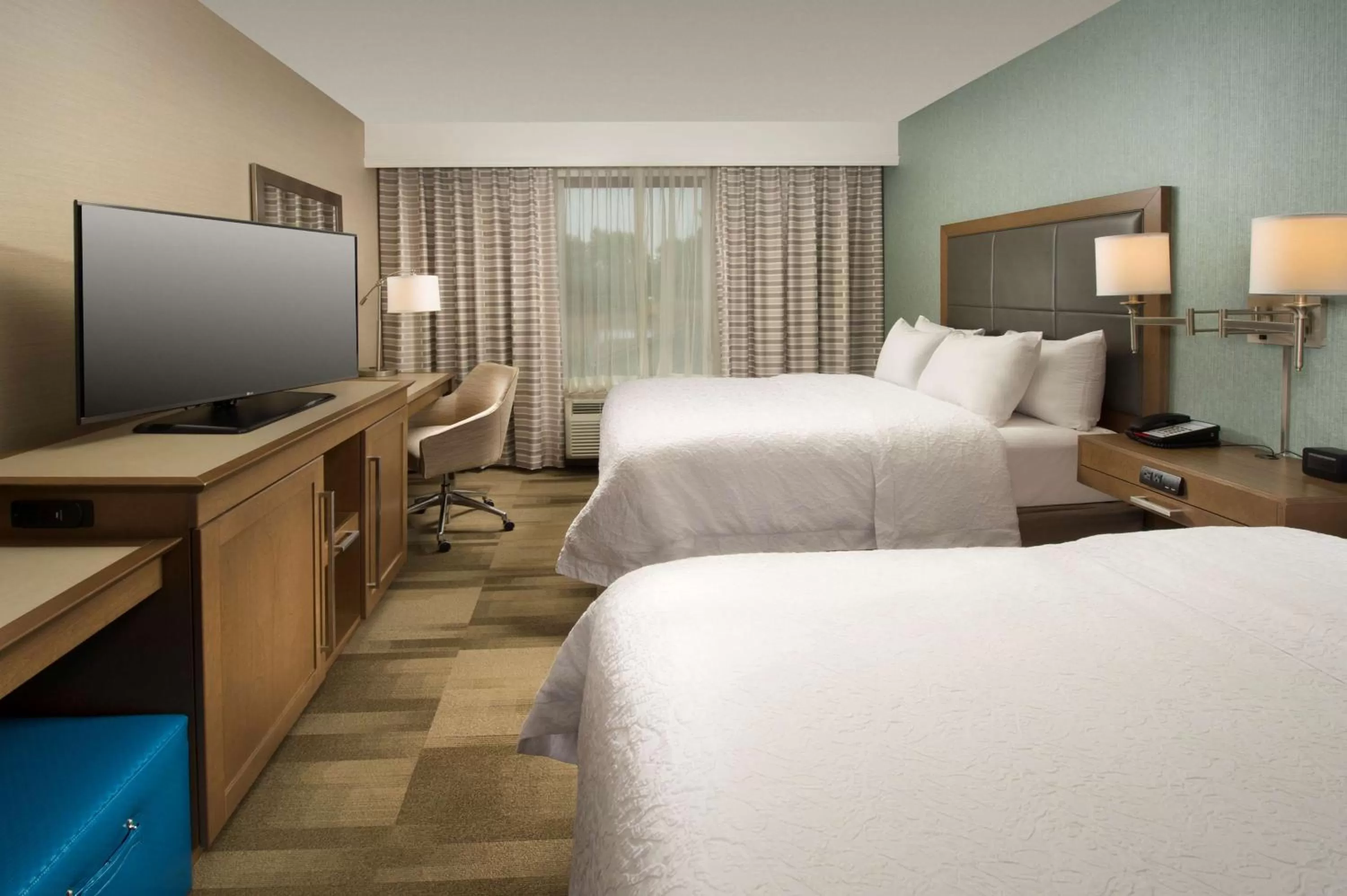 Bed in Hampton Inn & Suites Syracuse/Carrier Circle