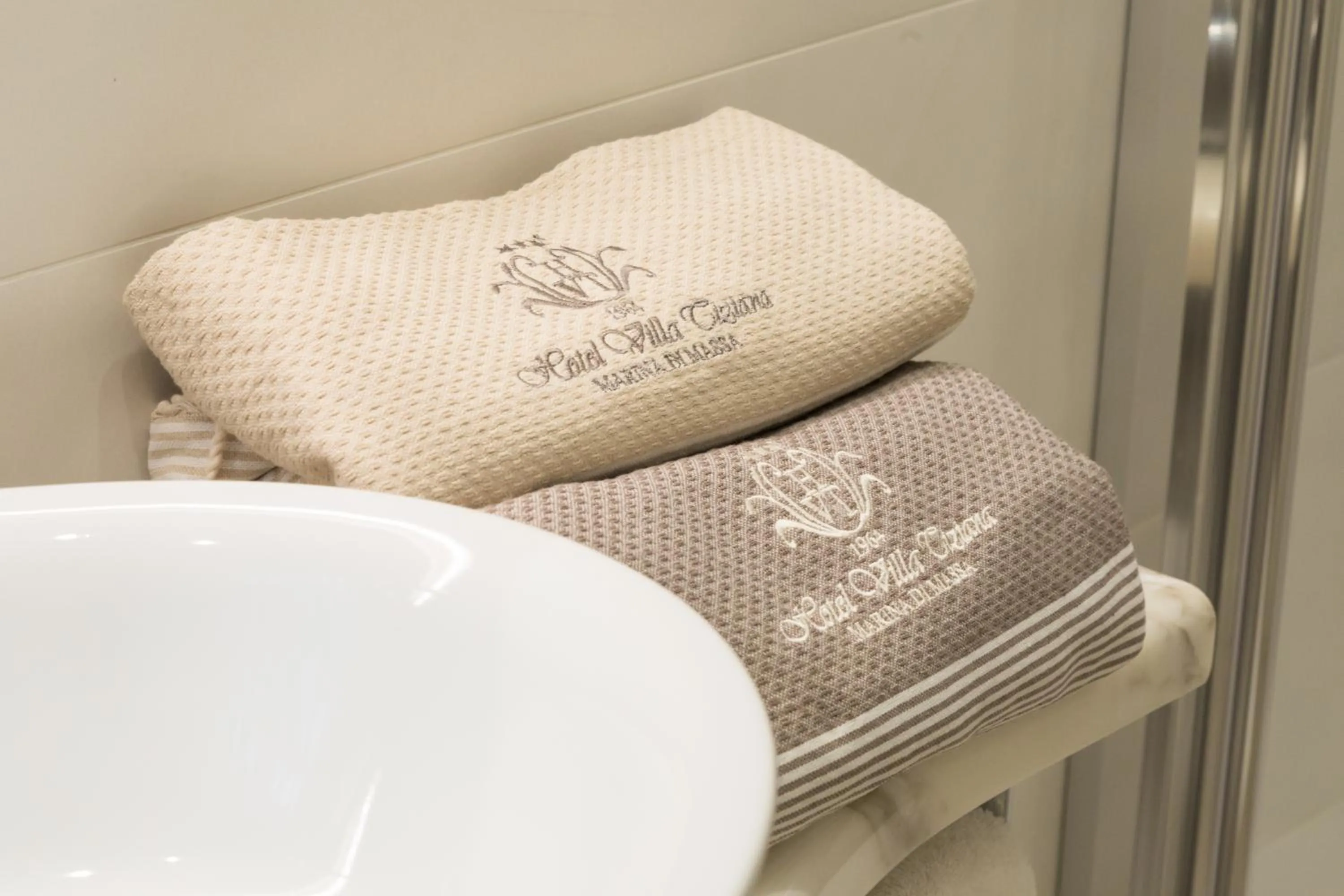 Bathroom, Bed in Hotel Villa Tiziana