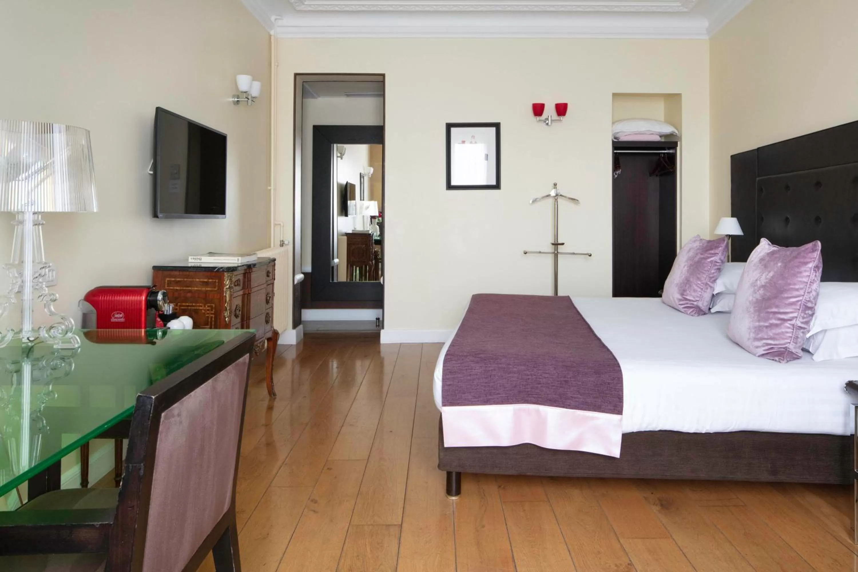 Bed in Le 123 Elysees - Astotel