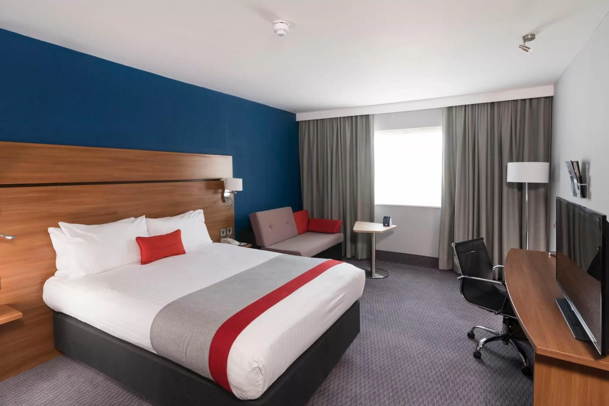 Bed in Holiday Inn Express Birmingham Star City by IHG