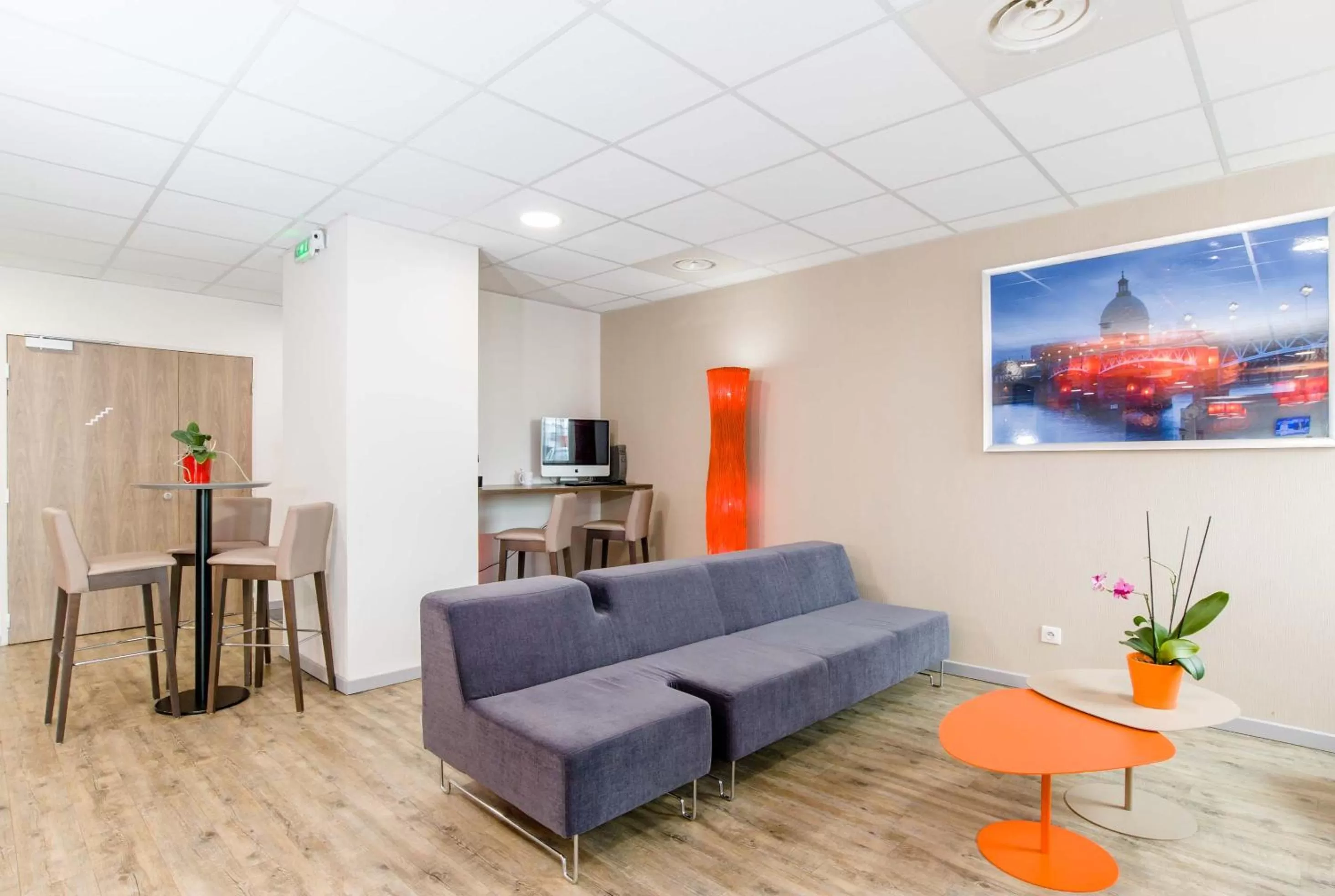 Communal lounge/ TV room in Dios Hotel