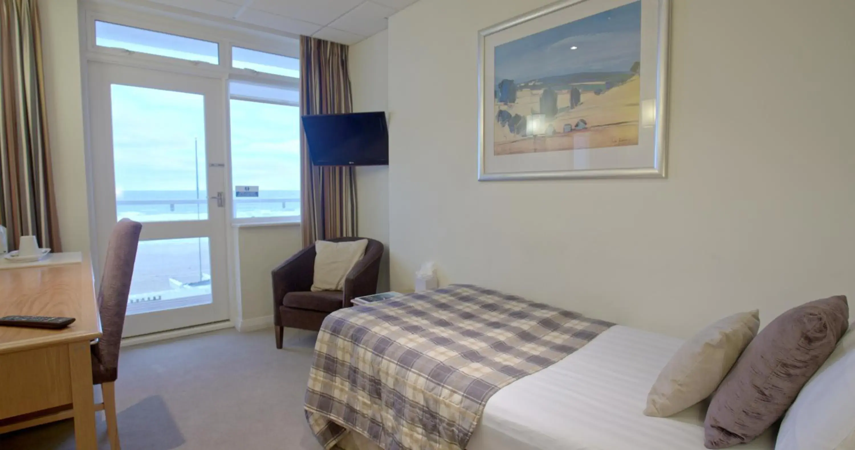 Single Room with Balcony in Sandbanks Hotel Single Room with Balcony in Sandbanks Hotel