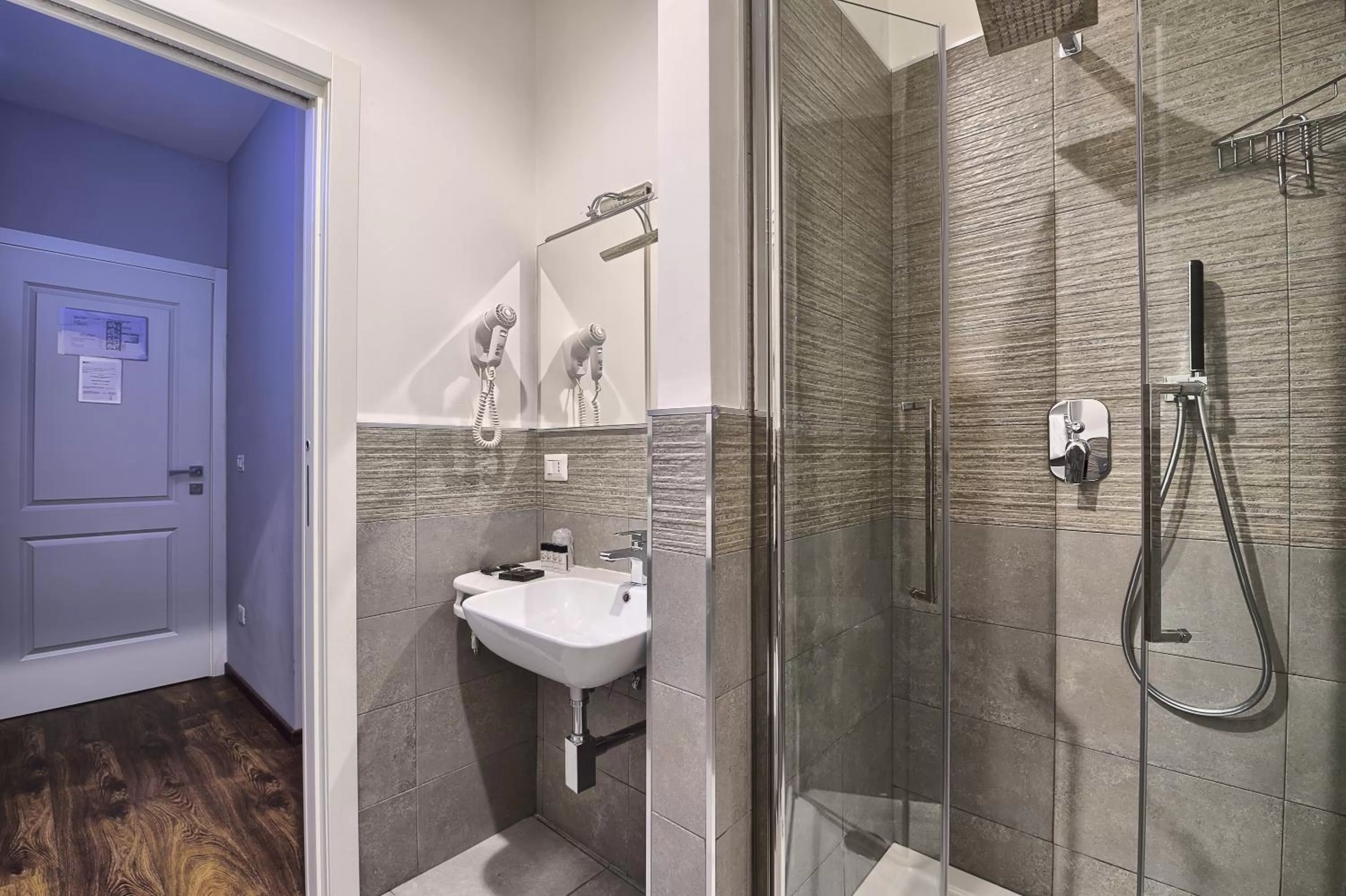 Shower in Star Vatican Rooms