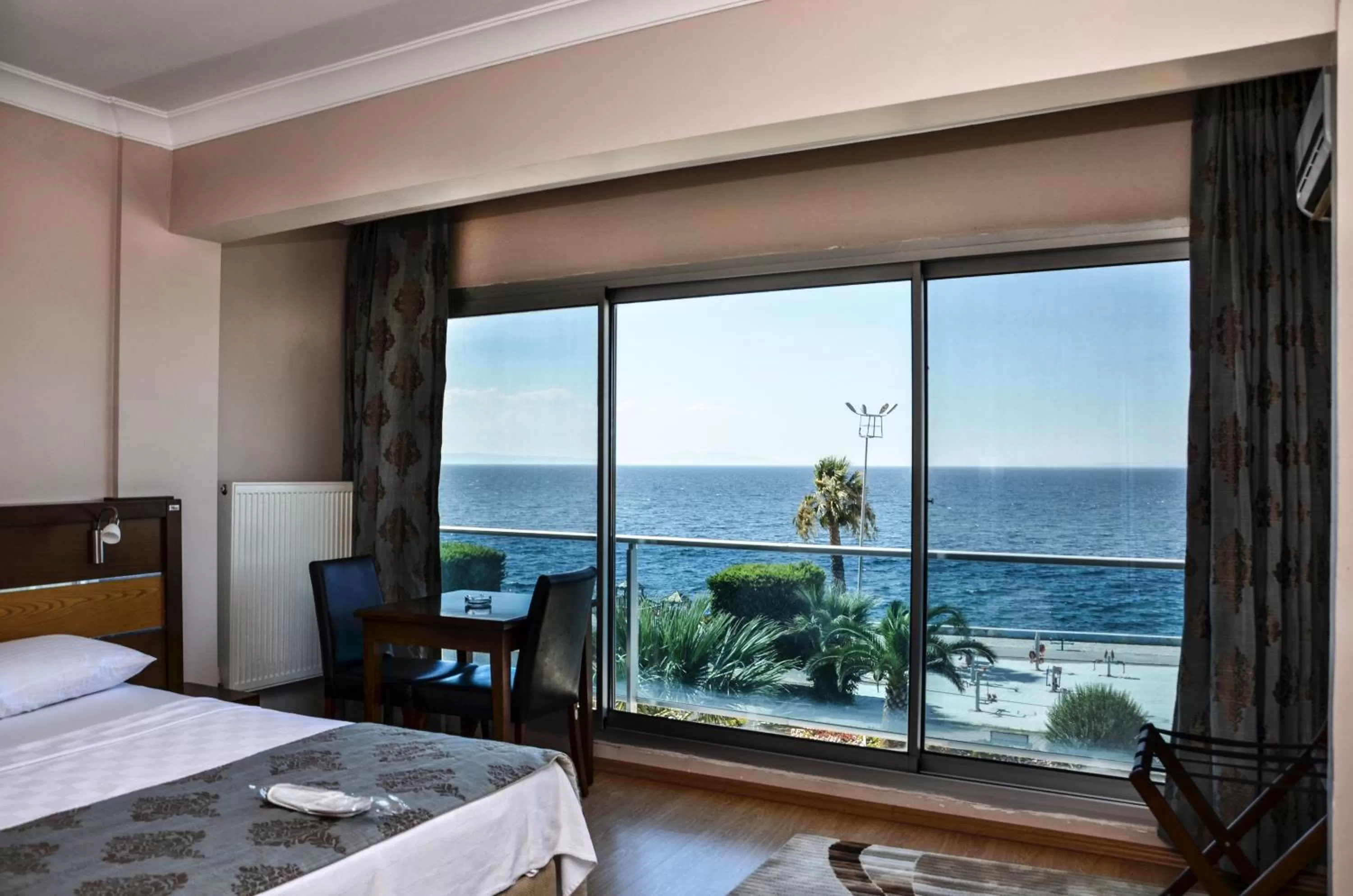 Day, Bed in Perla Hotel