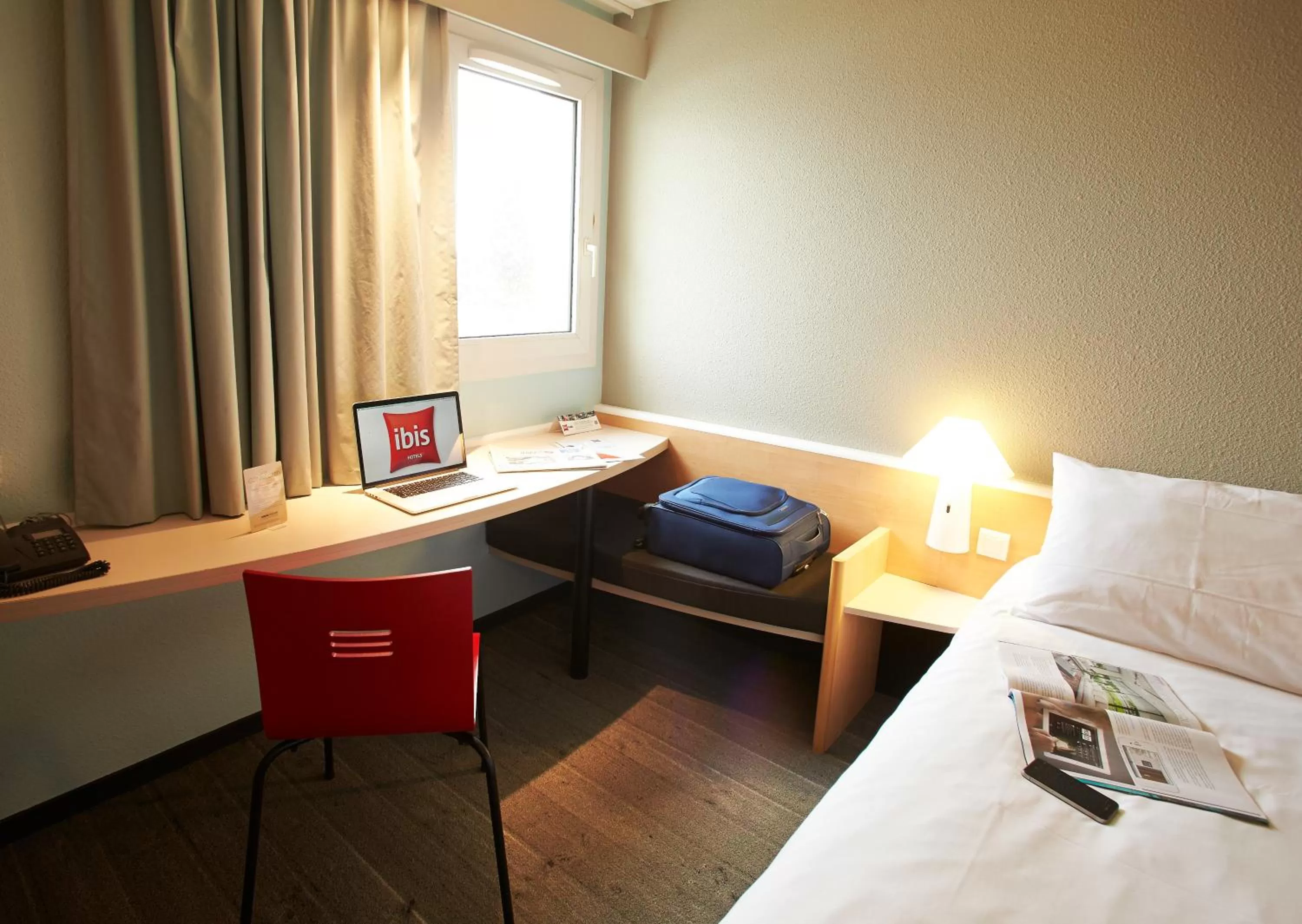 Seating area, Bed in Ibis Auray