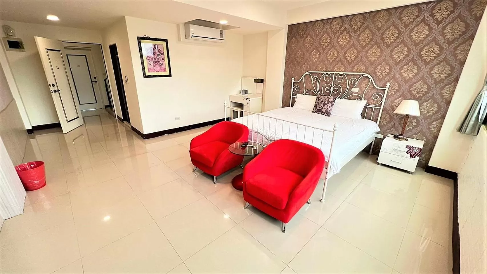 Queen Room in Charming Hostel