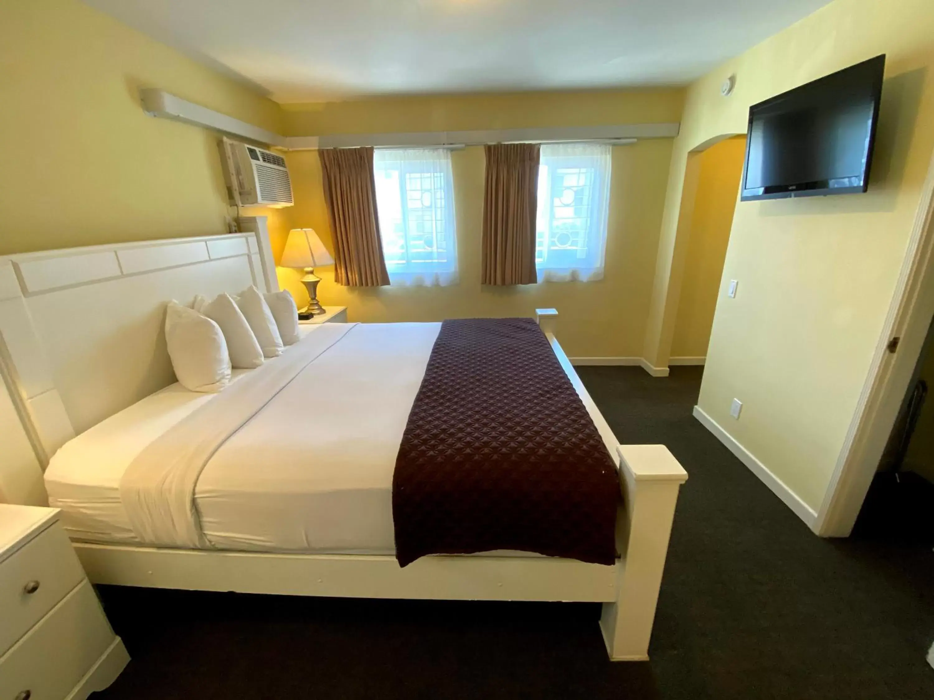 Deluxe King & Queen Suite in Hollywood Celebrity Hotel Deluxe King & Queen Suite in Hollywood Celebrity Hotel