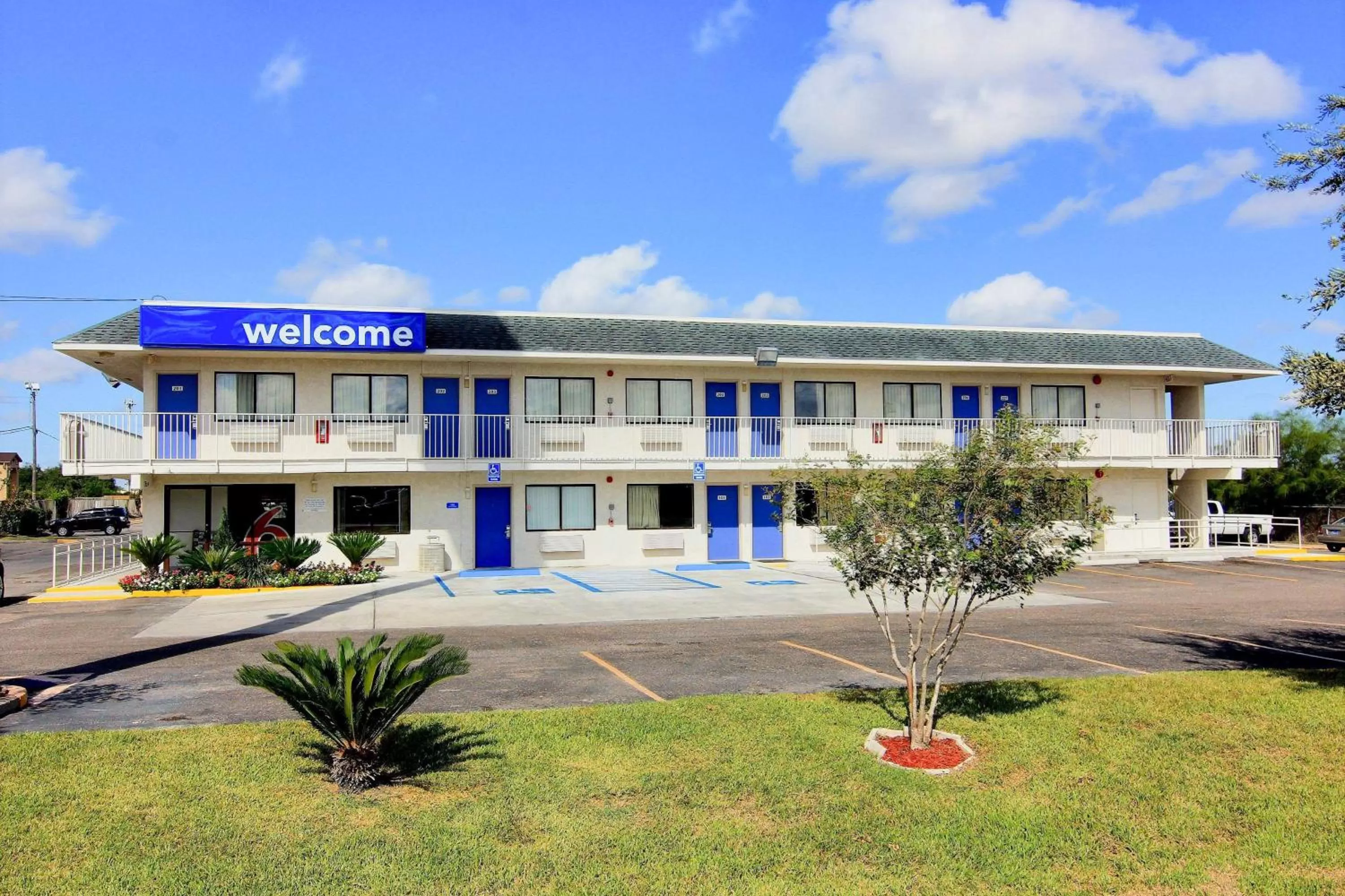 Property building in Motel 6-Kingsville, TX