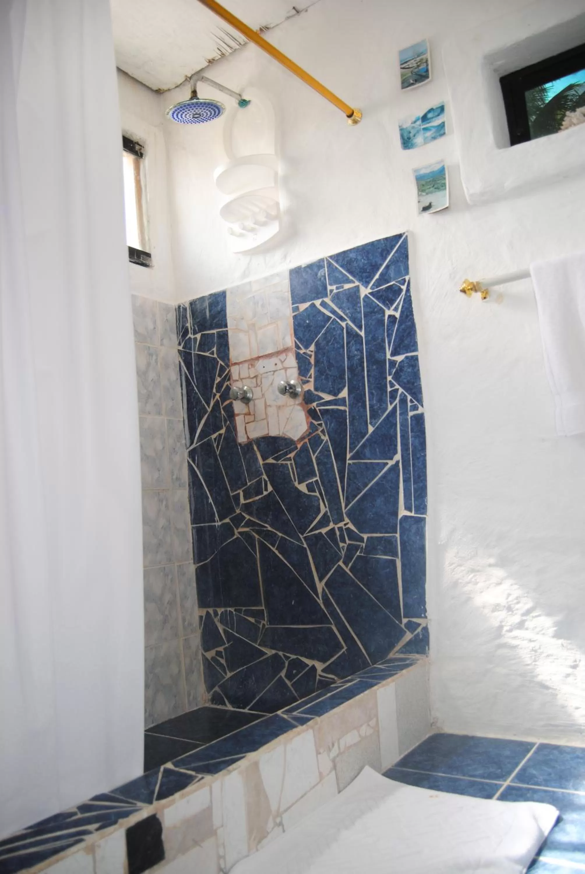 Bathroom in Hostal Galapagos by Bar de Beto