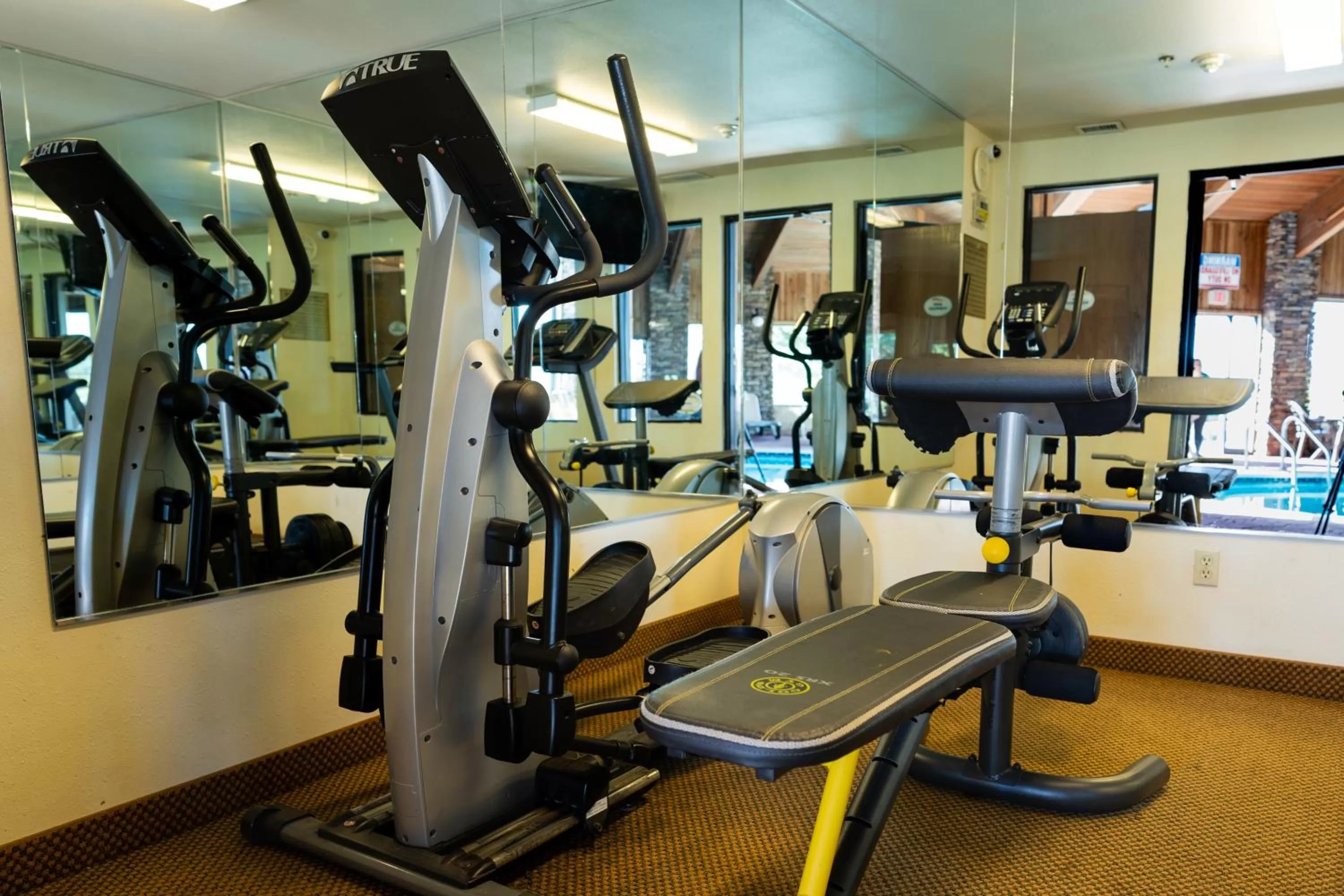 Fitness centre/facilities in Pinedale Hotel & Suites