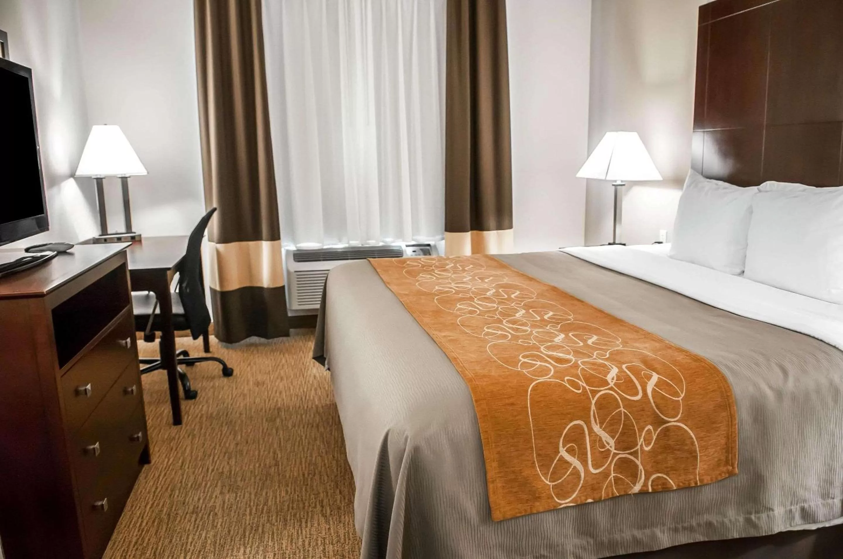 Photo of the whole room, Bed in Comfort Suites Albuquerque-North Journal Center