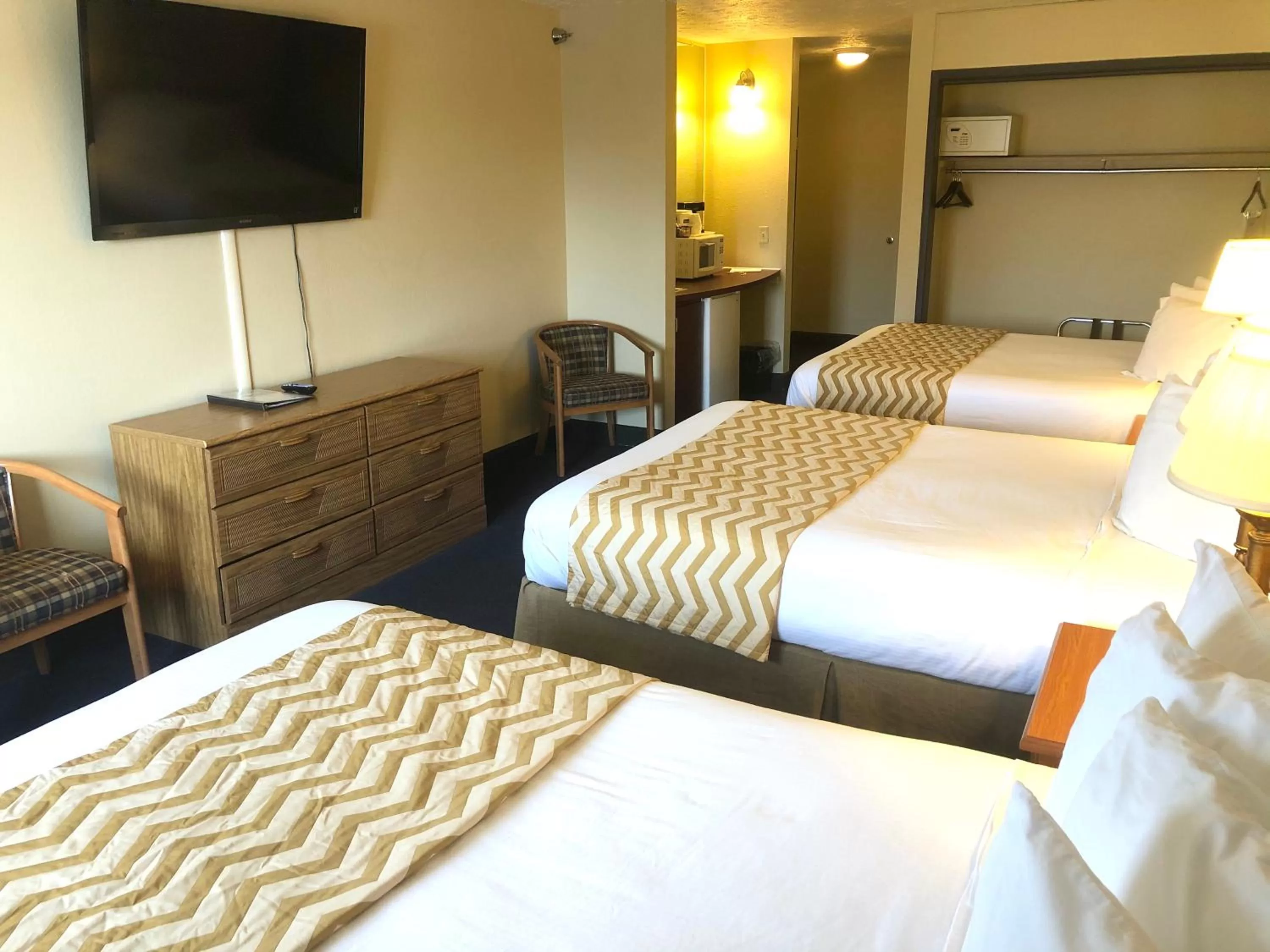 Photo of the whole room, Bed in Travelodge by Wyndham Grand Island