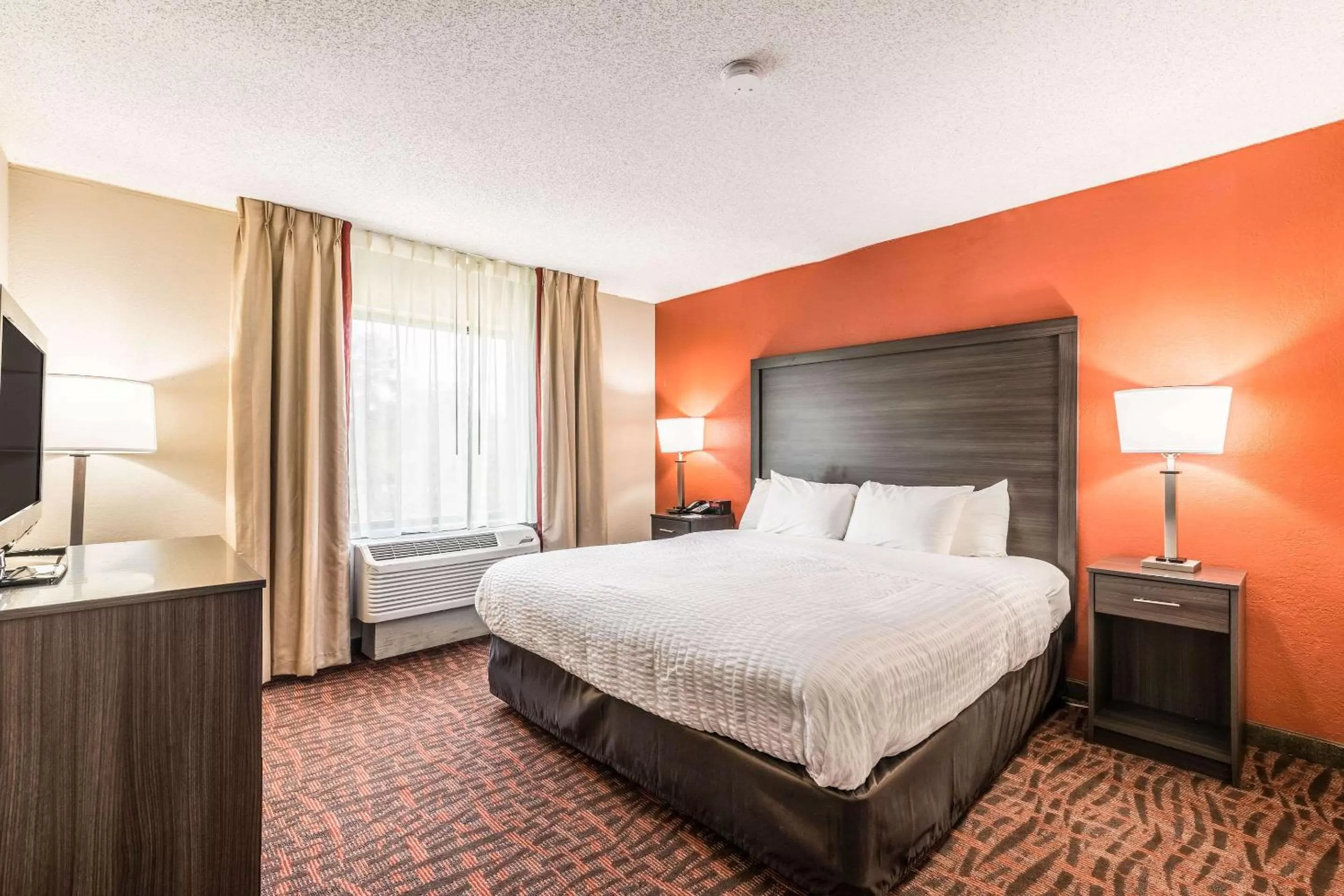 Photo of the whole room, Bed in Lake Norman Inn and Suites