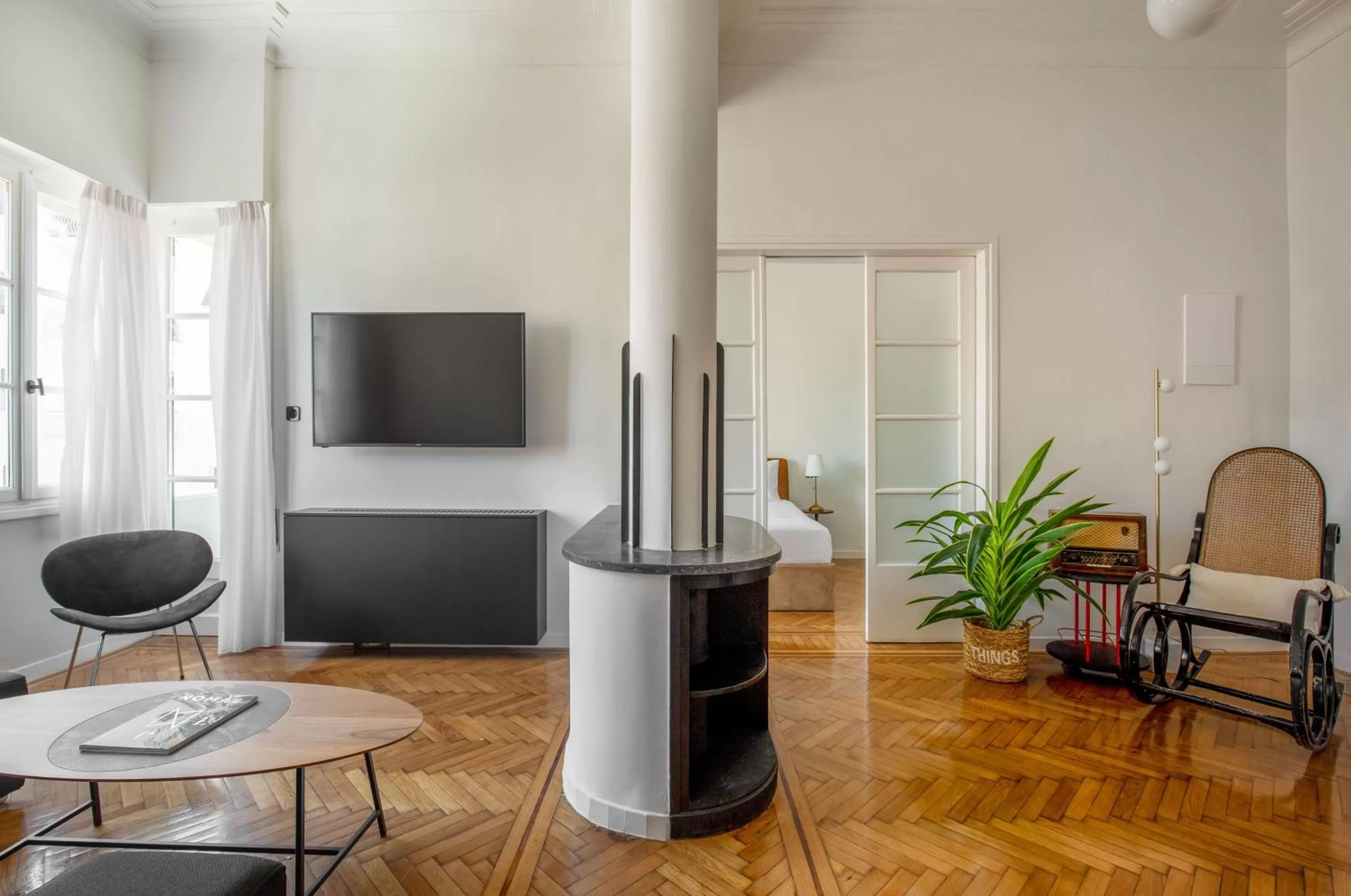 Seating area, TV/Entertainment Center in ZOIA The Met by UPSTREET